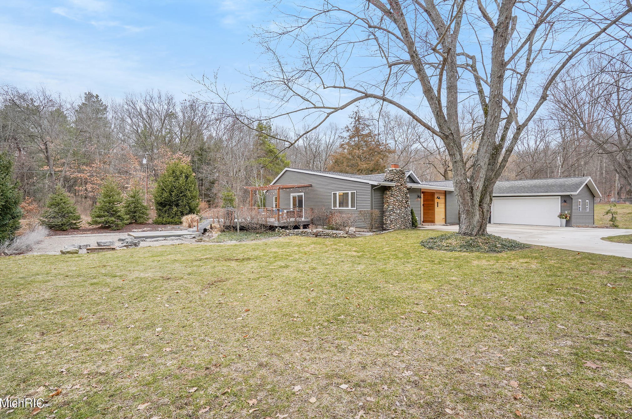 8619 Fulton St, Ada MI 49301-9044 exterior