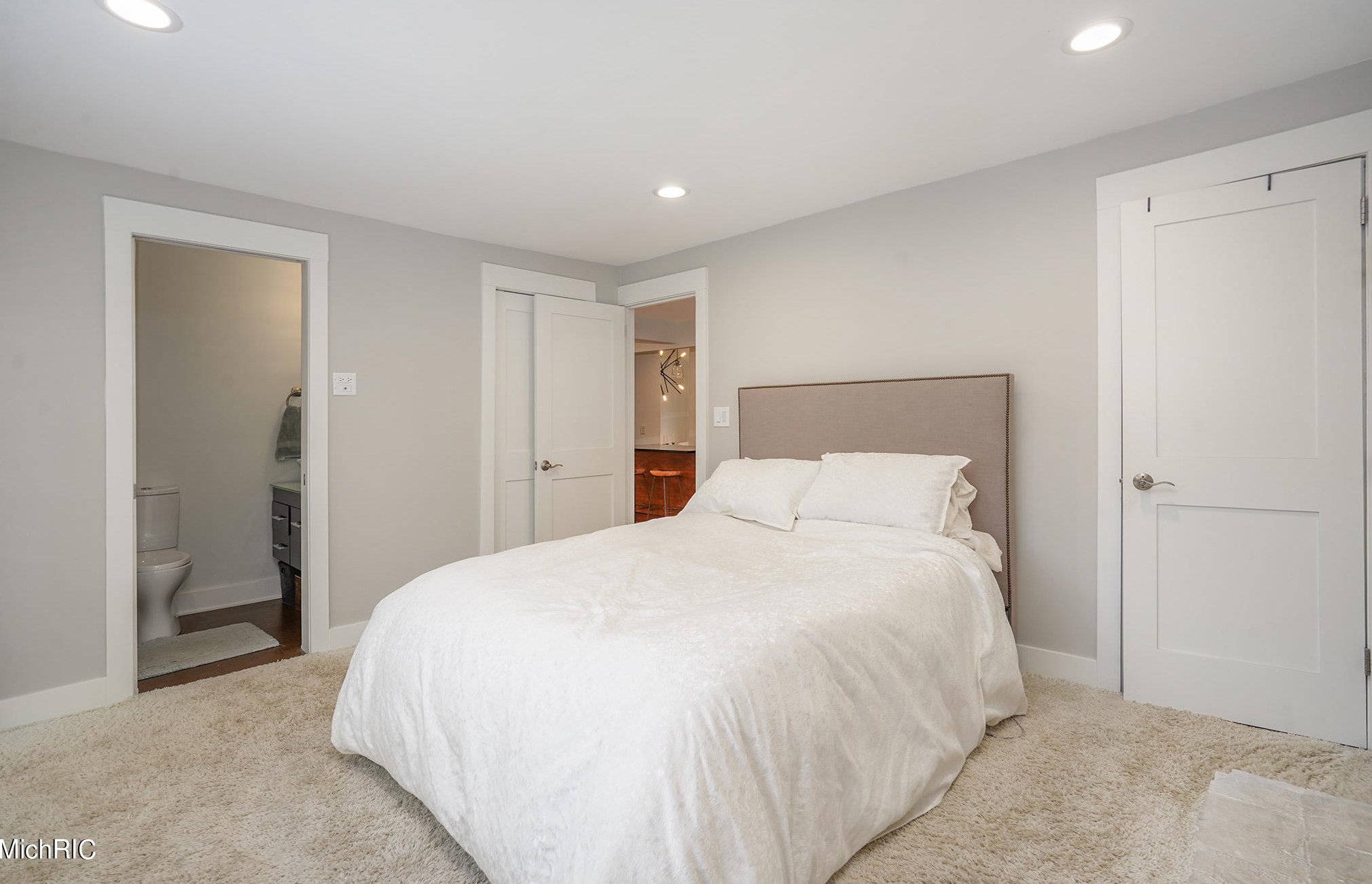 8619 Fulton St, Ada MI 49301-9044 exterior