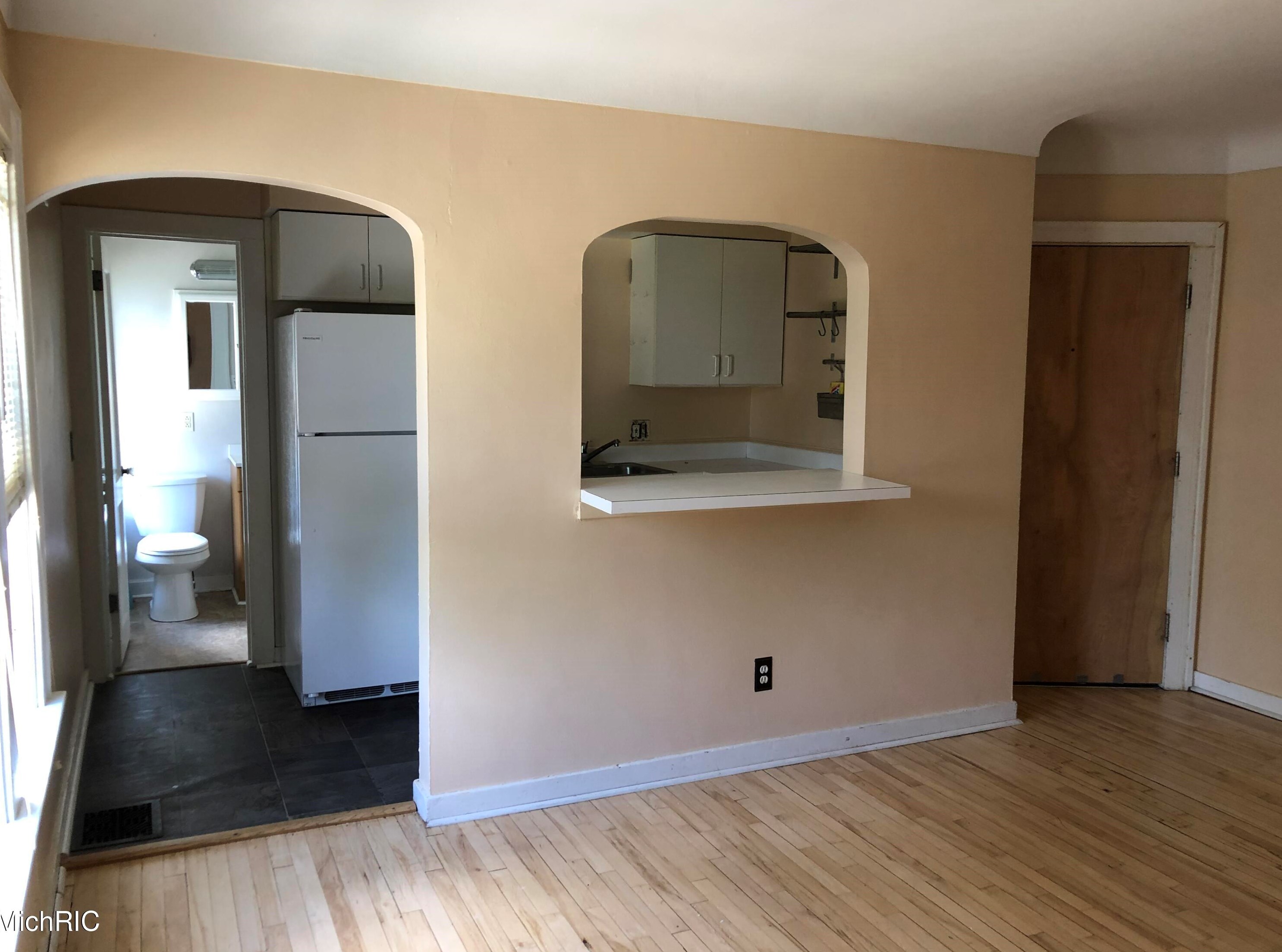 736 Cherry St, Grand Rapids MI 49503-5814 exterior