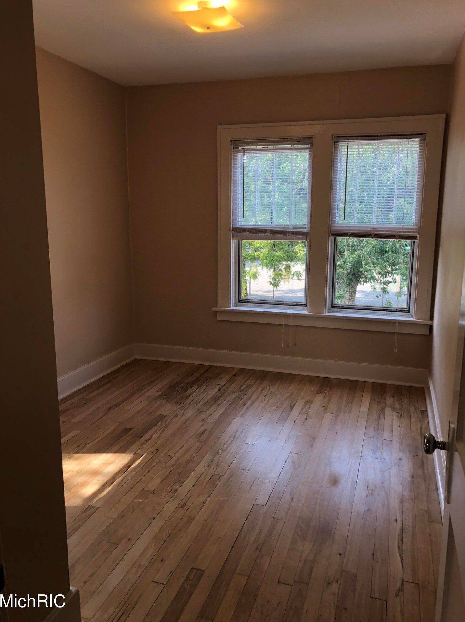 736 Cherry St, Grand Rapids MI 49503-5814 exterior