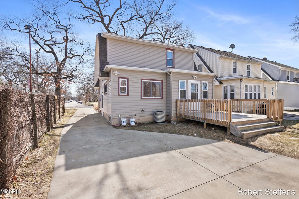 1229 Johnston St, Grand Rapids MI  49507-2802 exterior