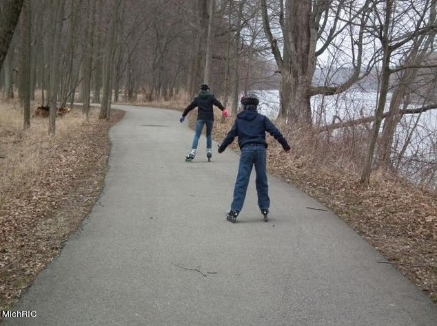 1289 Dogwood Mdw Dr, Ada MI 49301-9436 exterior