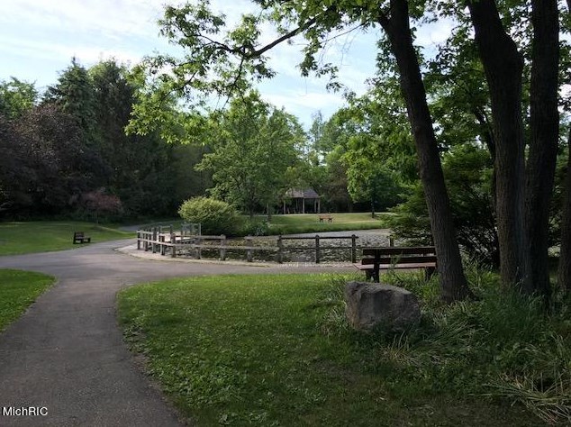 1289 Dogwood Mdw Dr, Ada MI 49301-9436 exterior