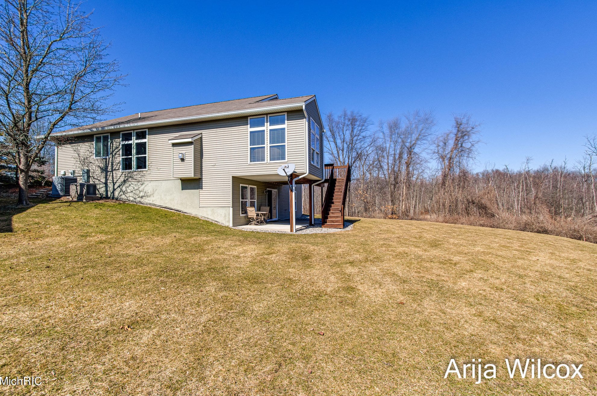 1289 Dogwood Mdw Dr, Ada MI 49301-9436 exterior