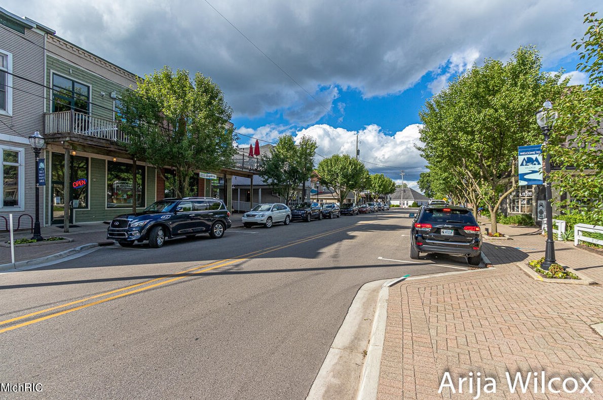 1289 Dogwood Mdw Dr, Ada MI 49301-9436 exterior