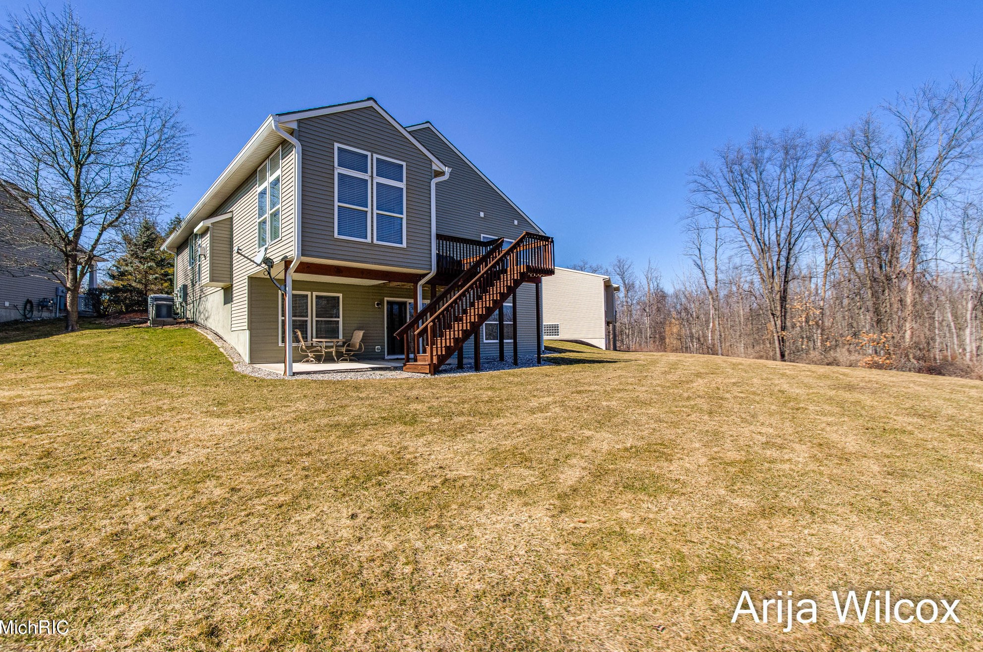 1289 Dogwood Mdw Dr, Ada MI 49301-9436 exterior