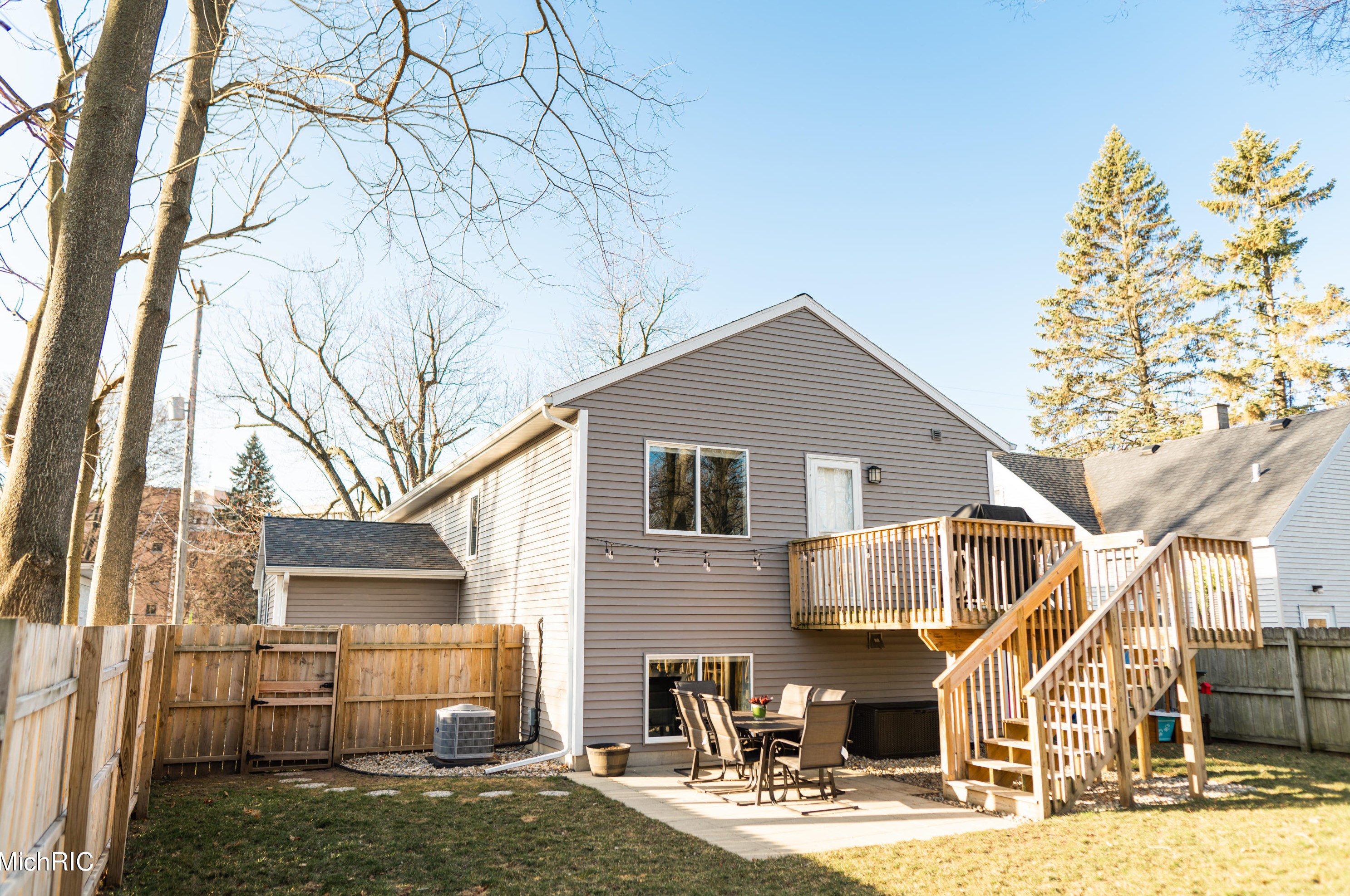 1231 Bradford St, Grand Rapids MI  49503-1313 exterior