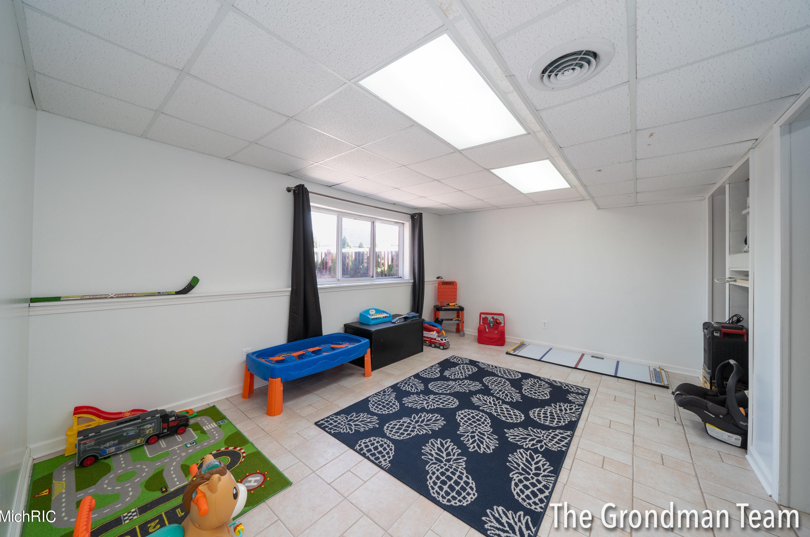 6654 Summer Shores Dr, Grand Rapids MI  49548-6993 exterior