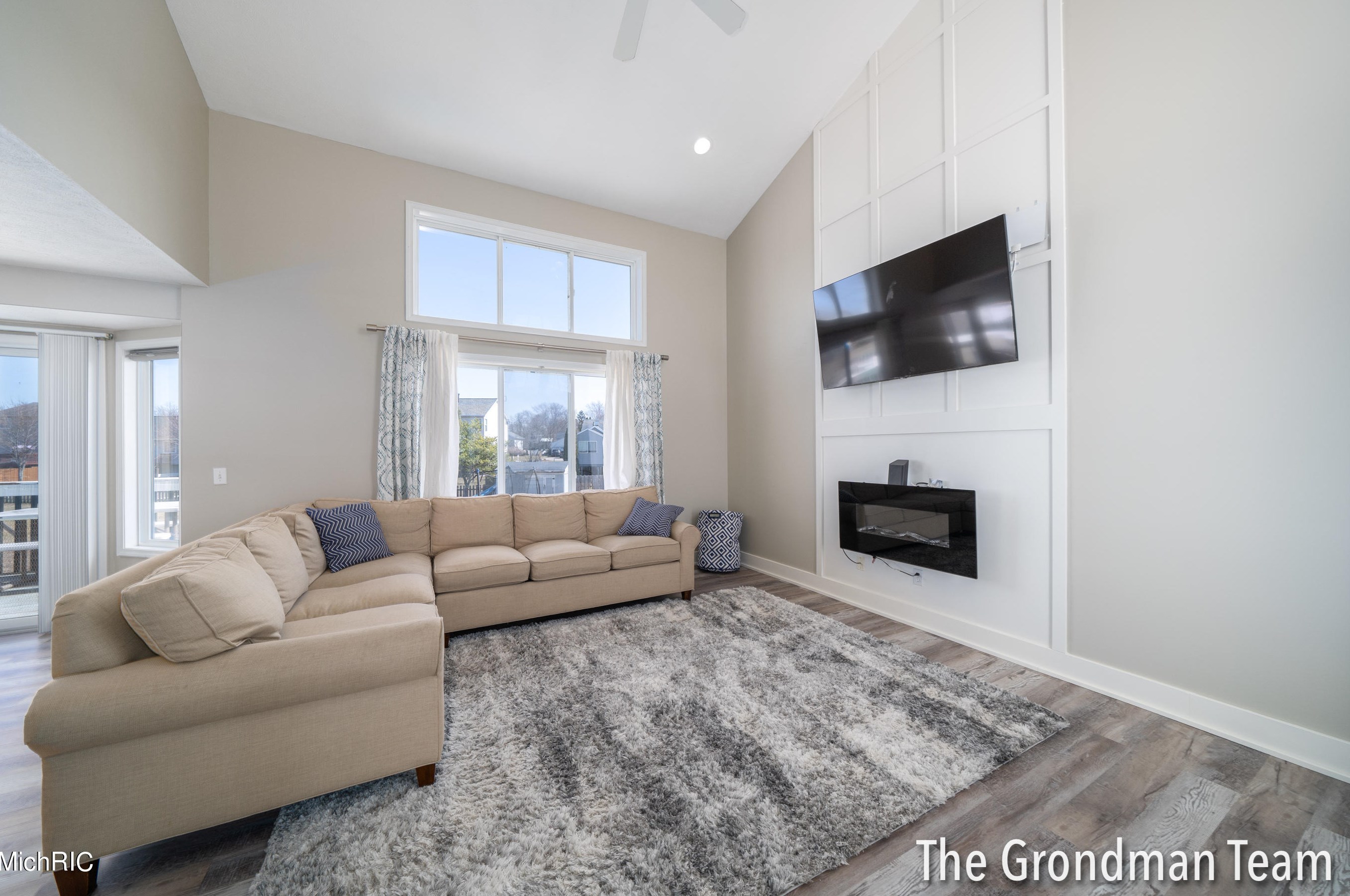 6654 Summer Shores Dr, Grand Rapids MI  49548-6993 exterior