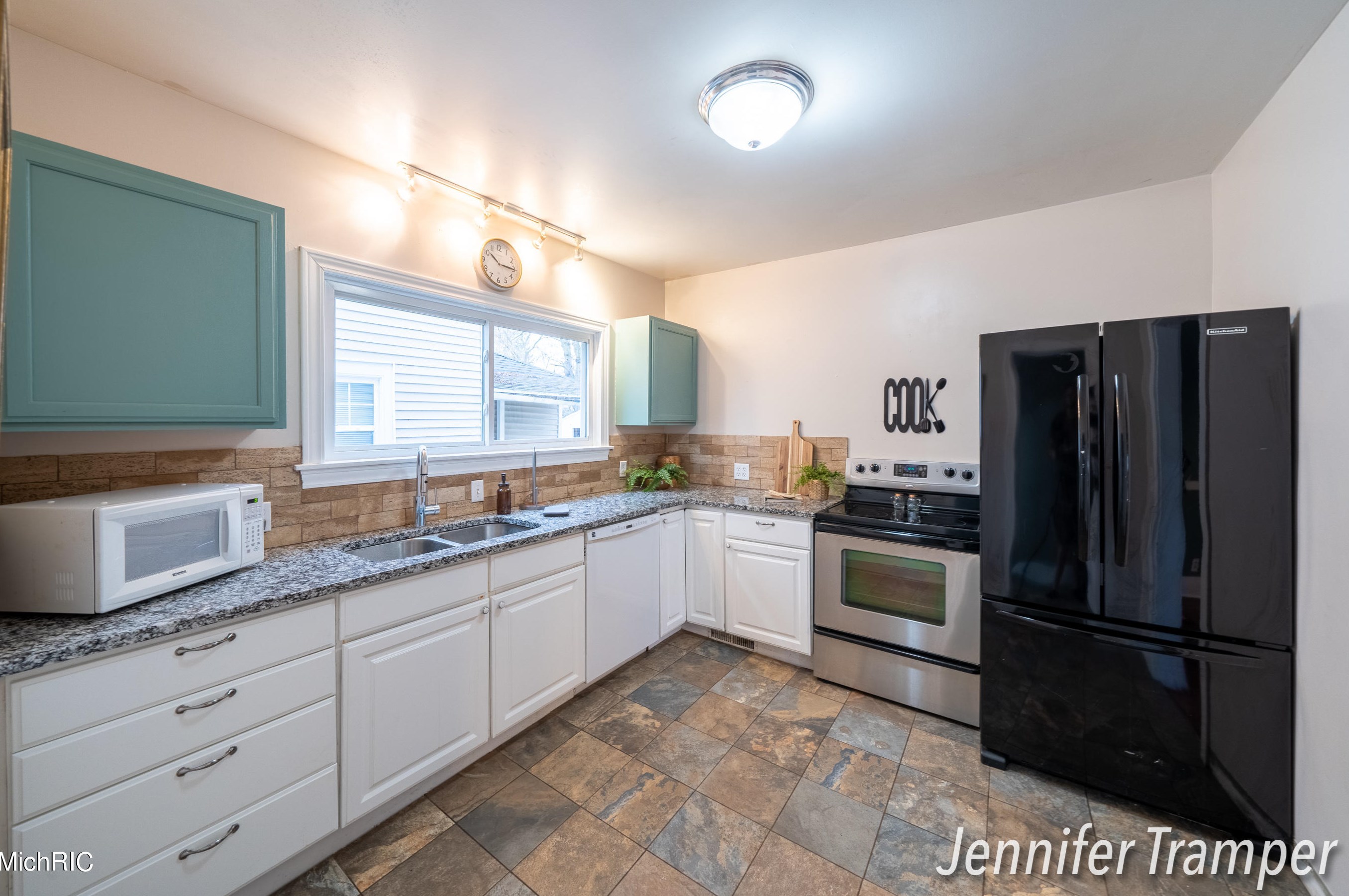 600 Leonard St, Grand Rapids MI  49503-1135 exterior