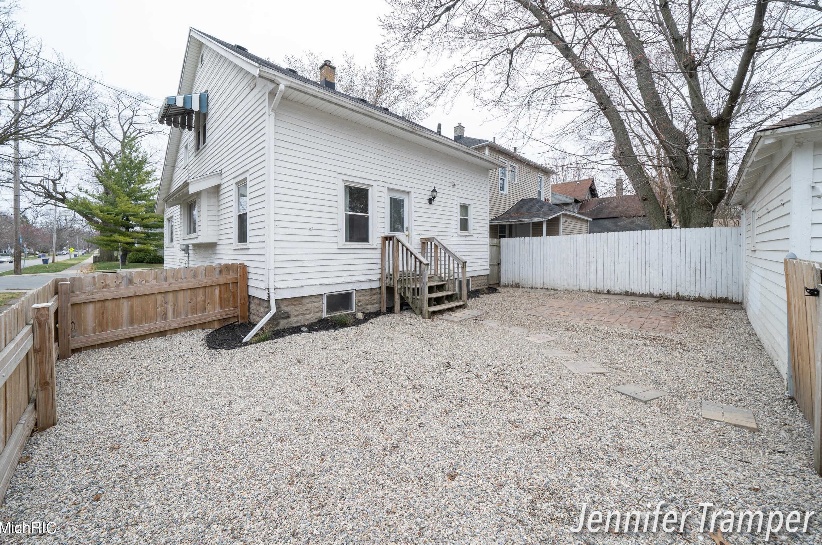 600 Leonard St, Grand Rapids MI  49503-1135 exterior