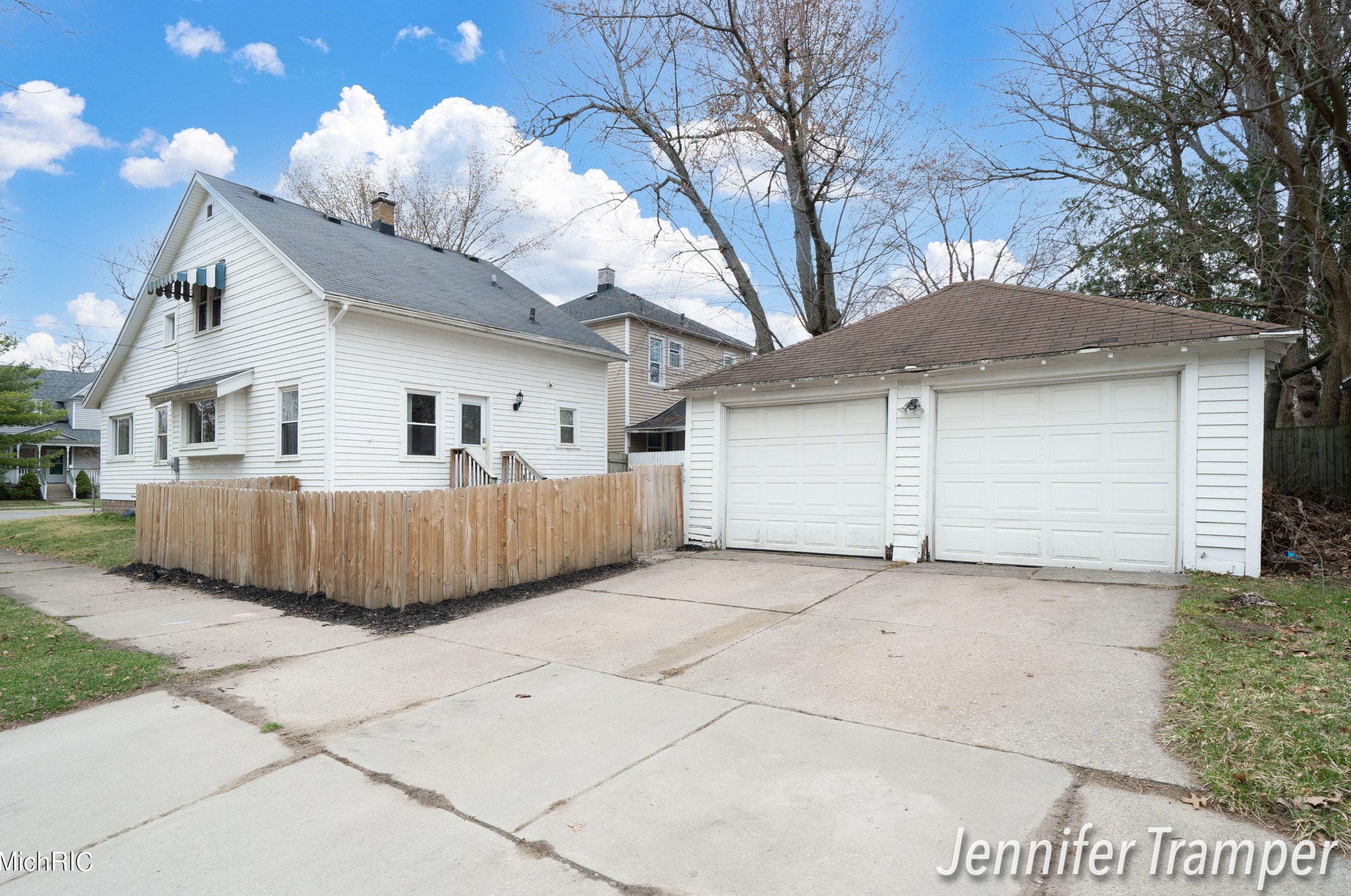 600 Leonard St, Grand Rapids MI  49503-1135 exterior