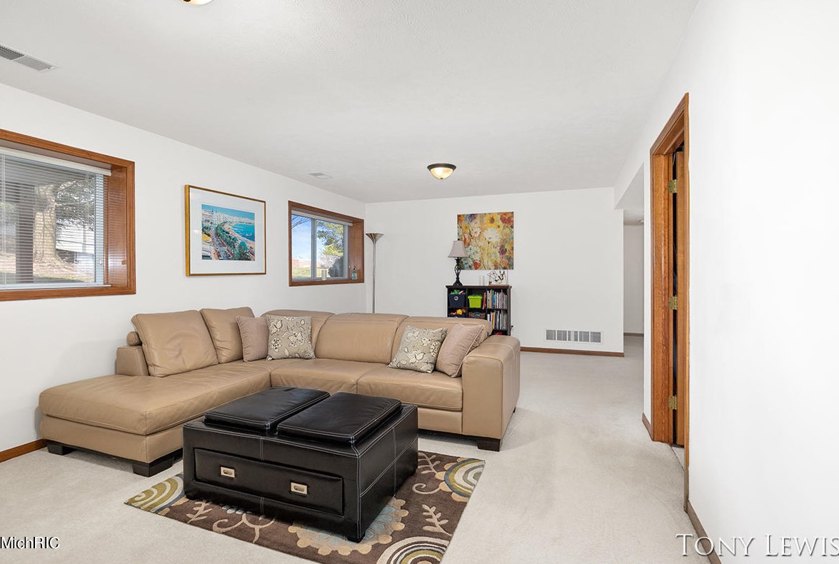 3891 Old Elm Dr, Grand Rapids MI  49512-9528 exterior