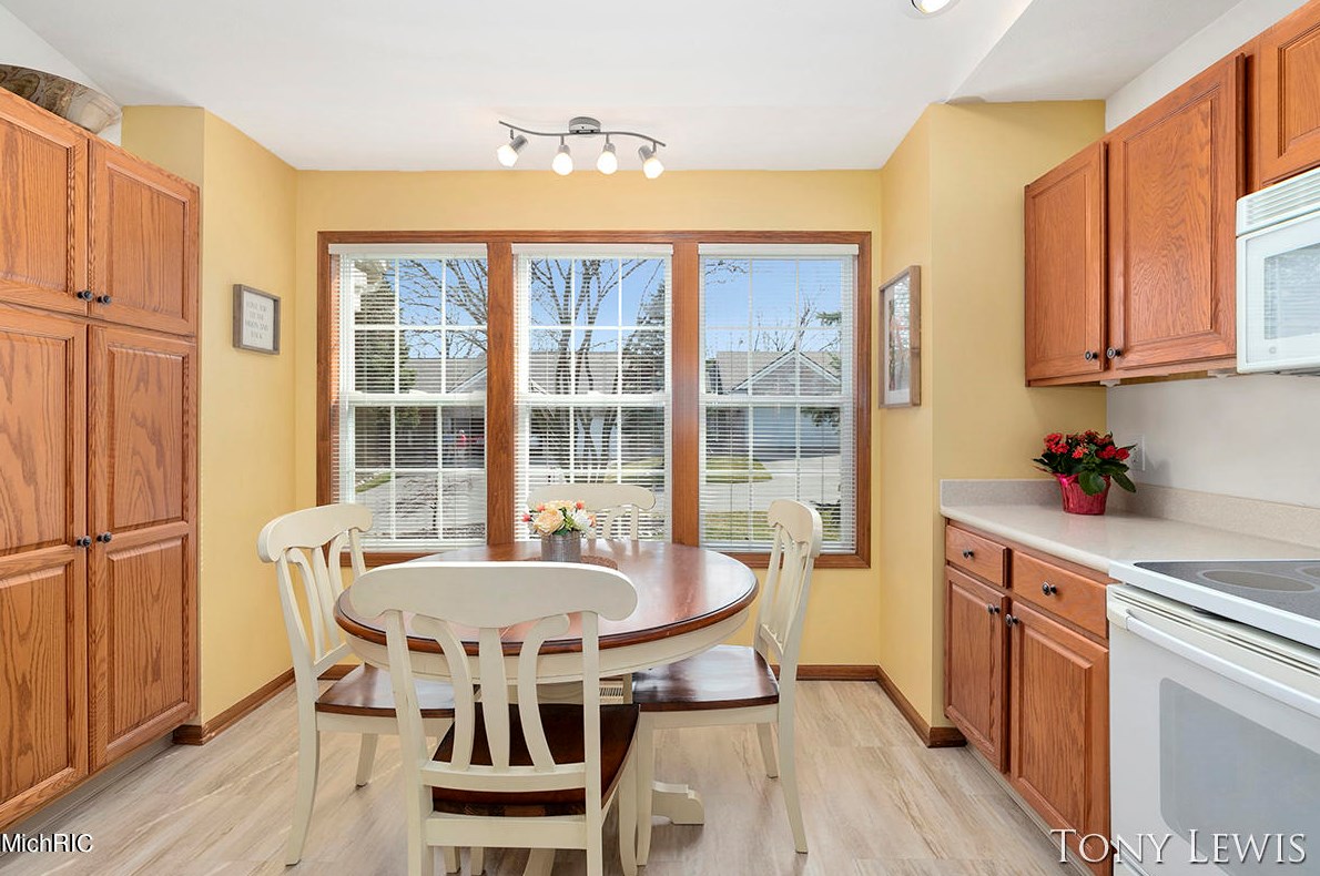 3891 Old Elm Dr, Grand Rapids MI  49512-9528 exterior