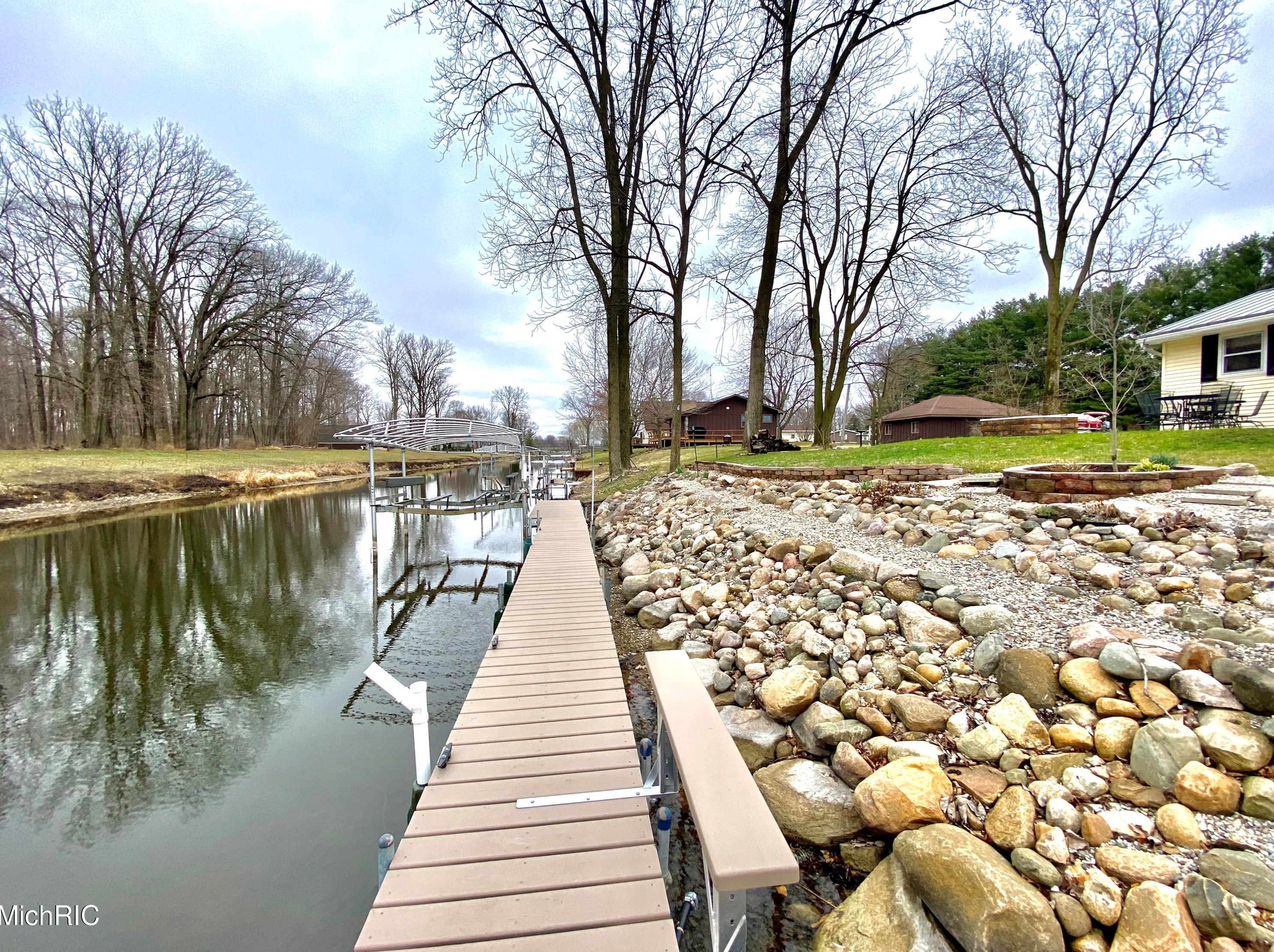 760 Channel Dr, Coldwater MI  49036-9425 exterior