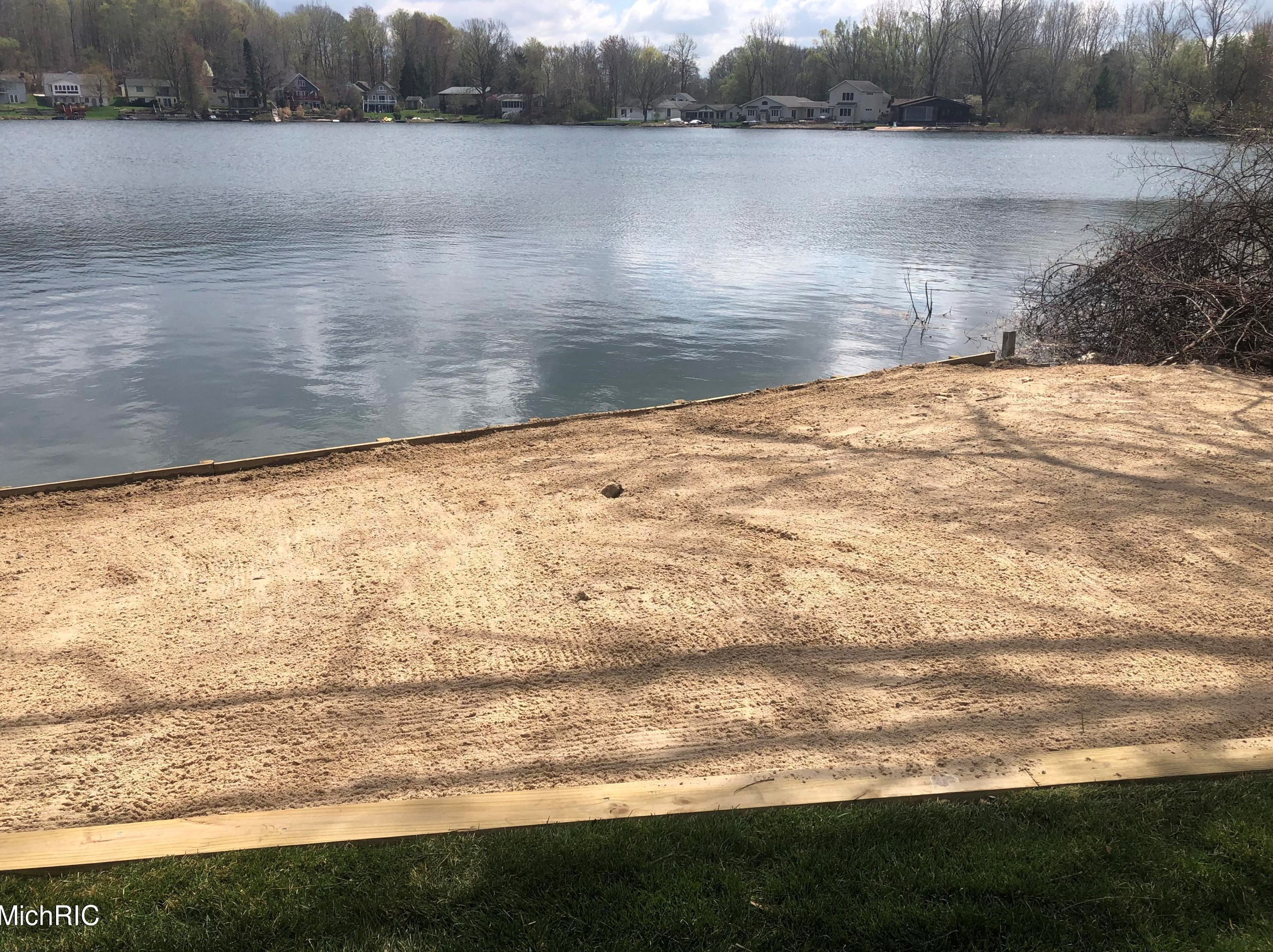 494 Shore Dr, Caledonia MI  49316-9227 exterior