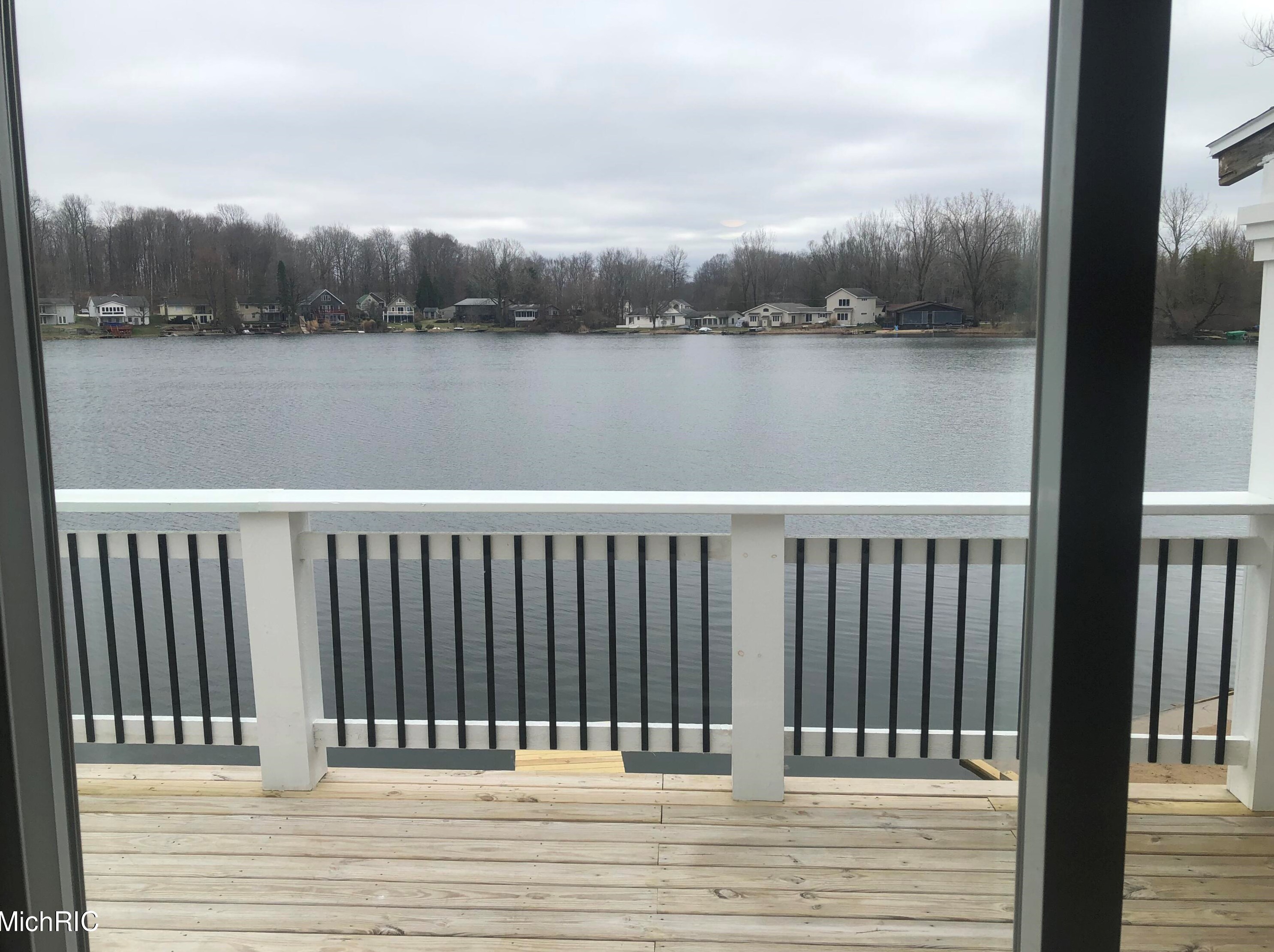 494 Shore Dr, Caledonia MI  49316-9227 exterior