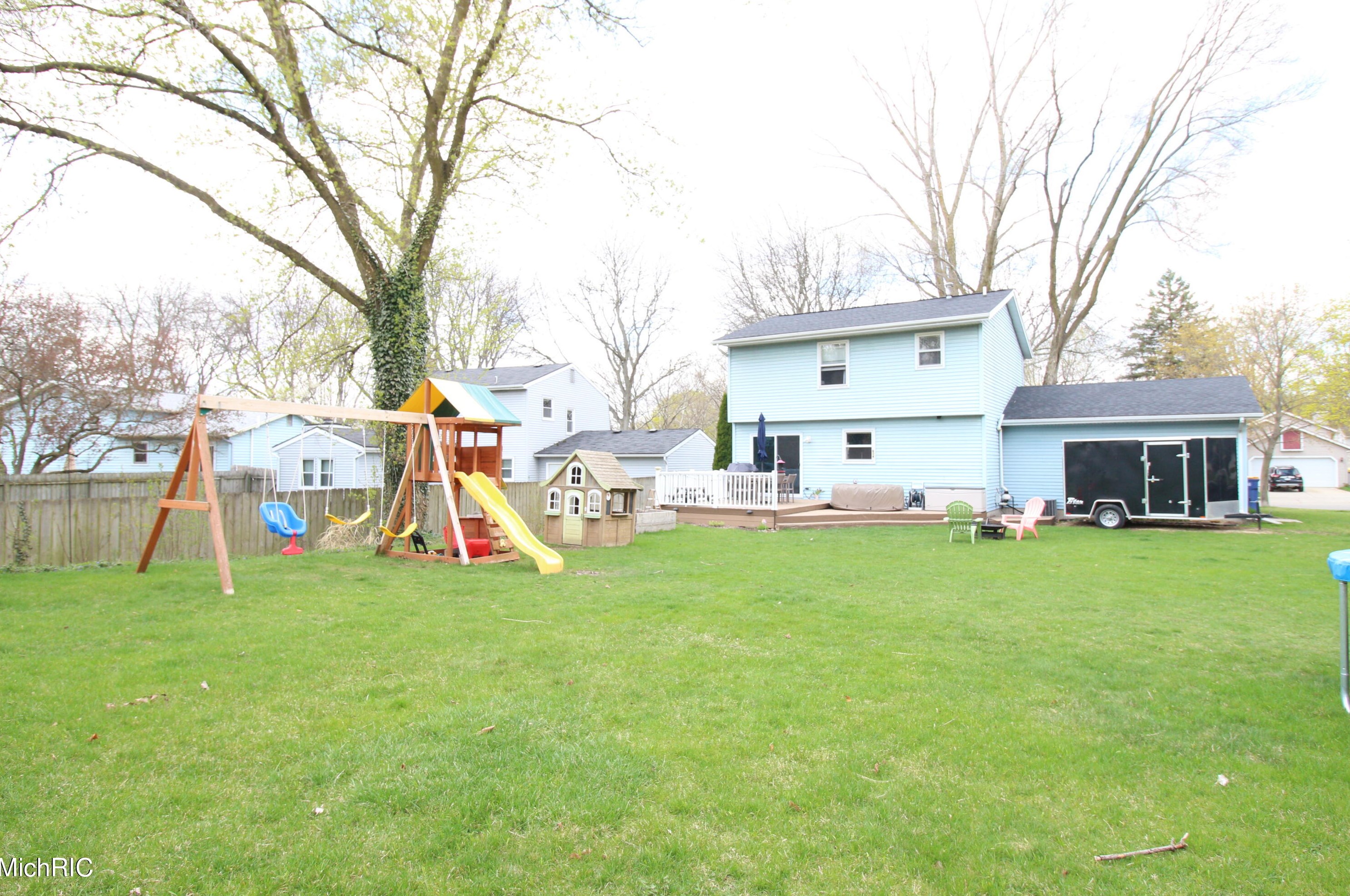 2230 Chesapeake Dr, Grand Rapids MI  49505-6407 exterior