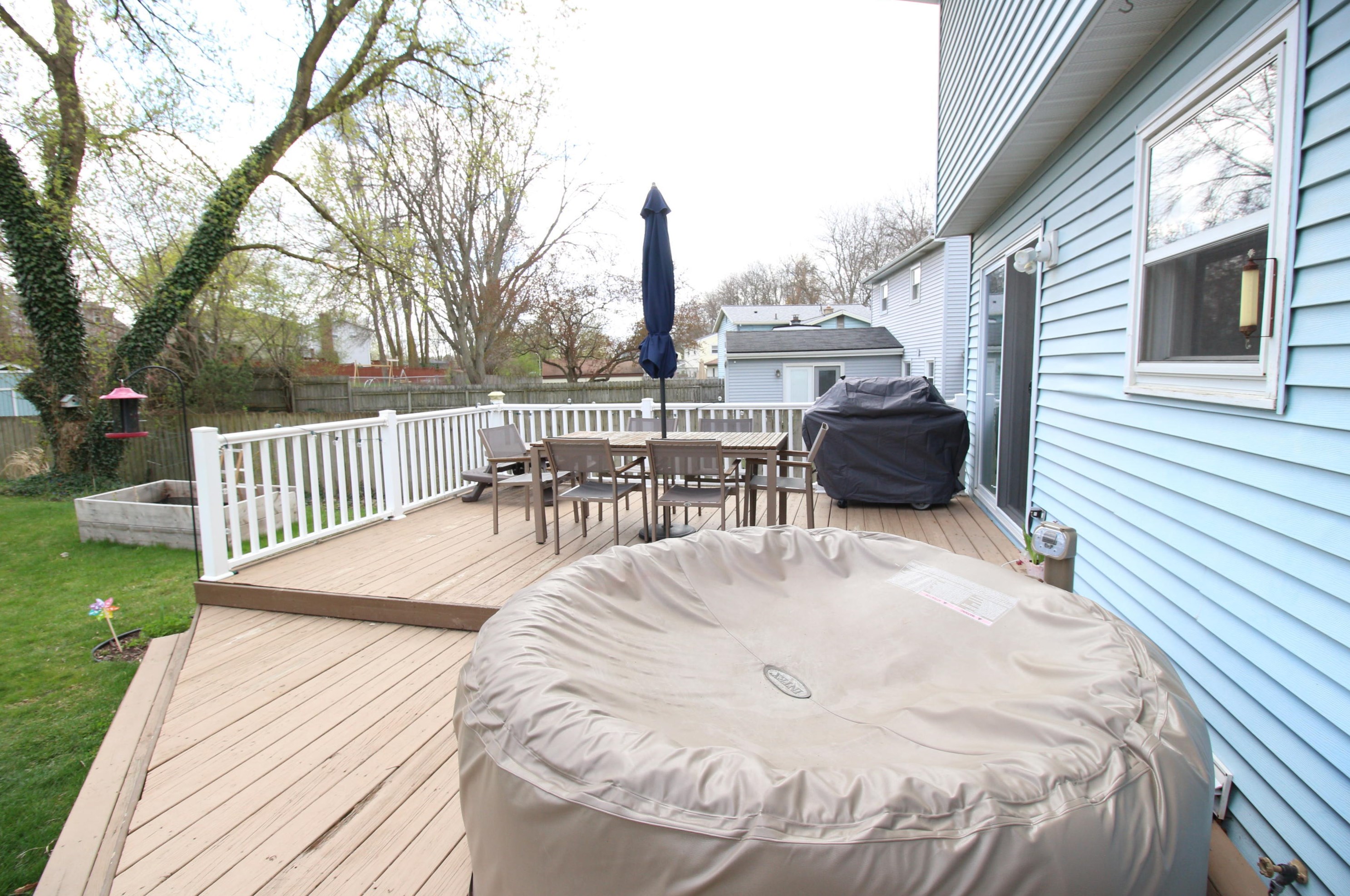 2230 Chesapeake Dr, Grand Rapids MI  49505-6407 exterior