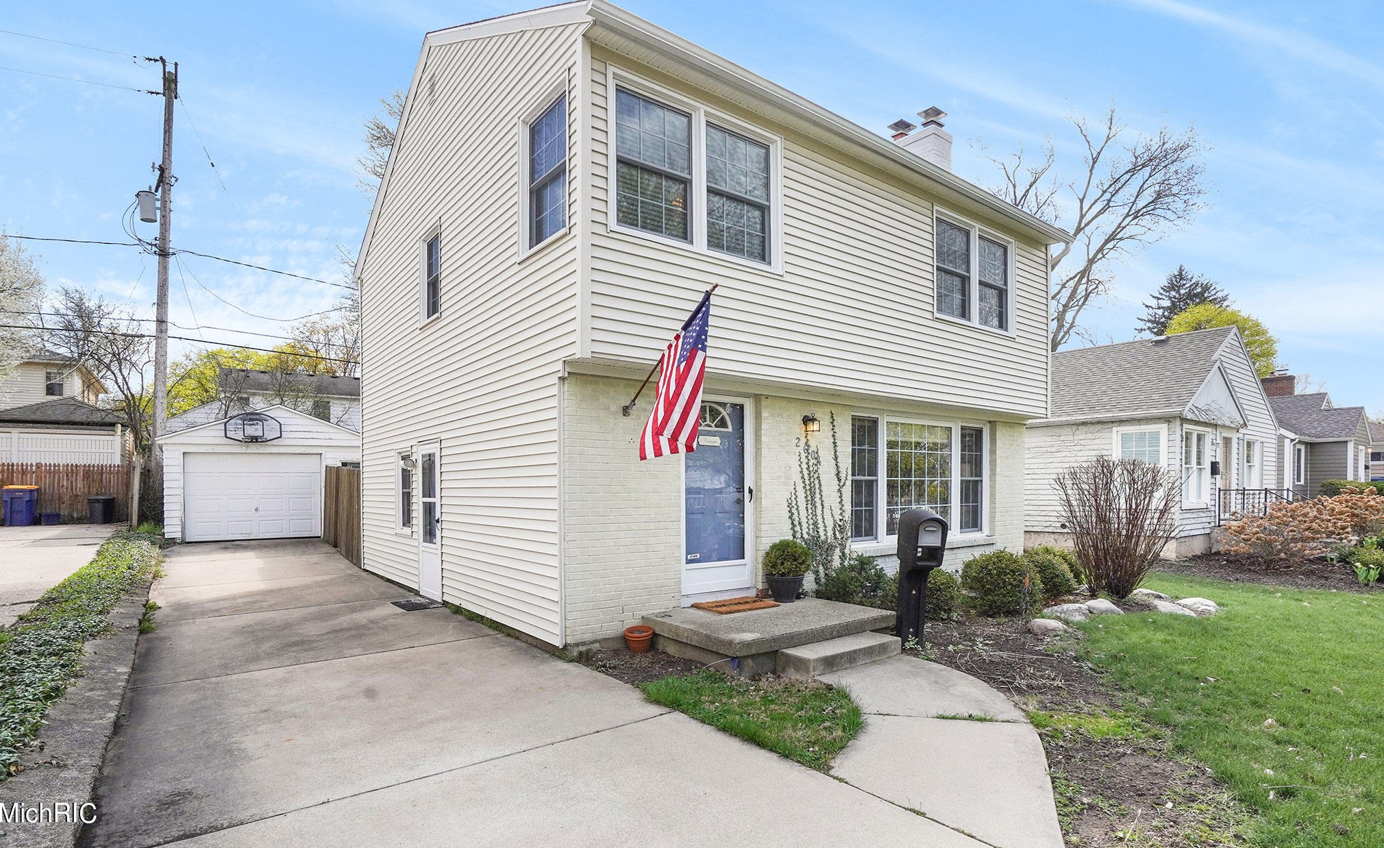 2604 Richards Dr, Grand Rapids MI  49506-4736 exterior