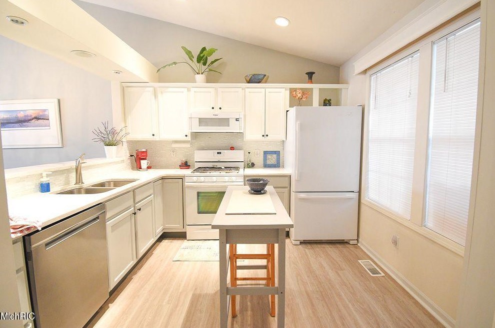 507 Abbey Mill Dr, Ada MI 49301-7746 exterior