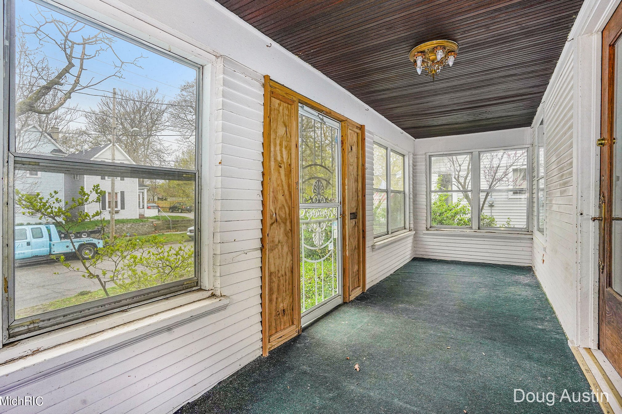 148 Indiana Ave, Grand Rapids MI 49504-5664 exterior