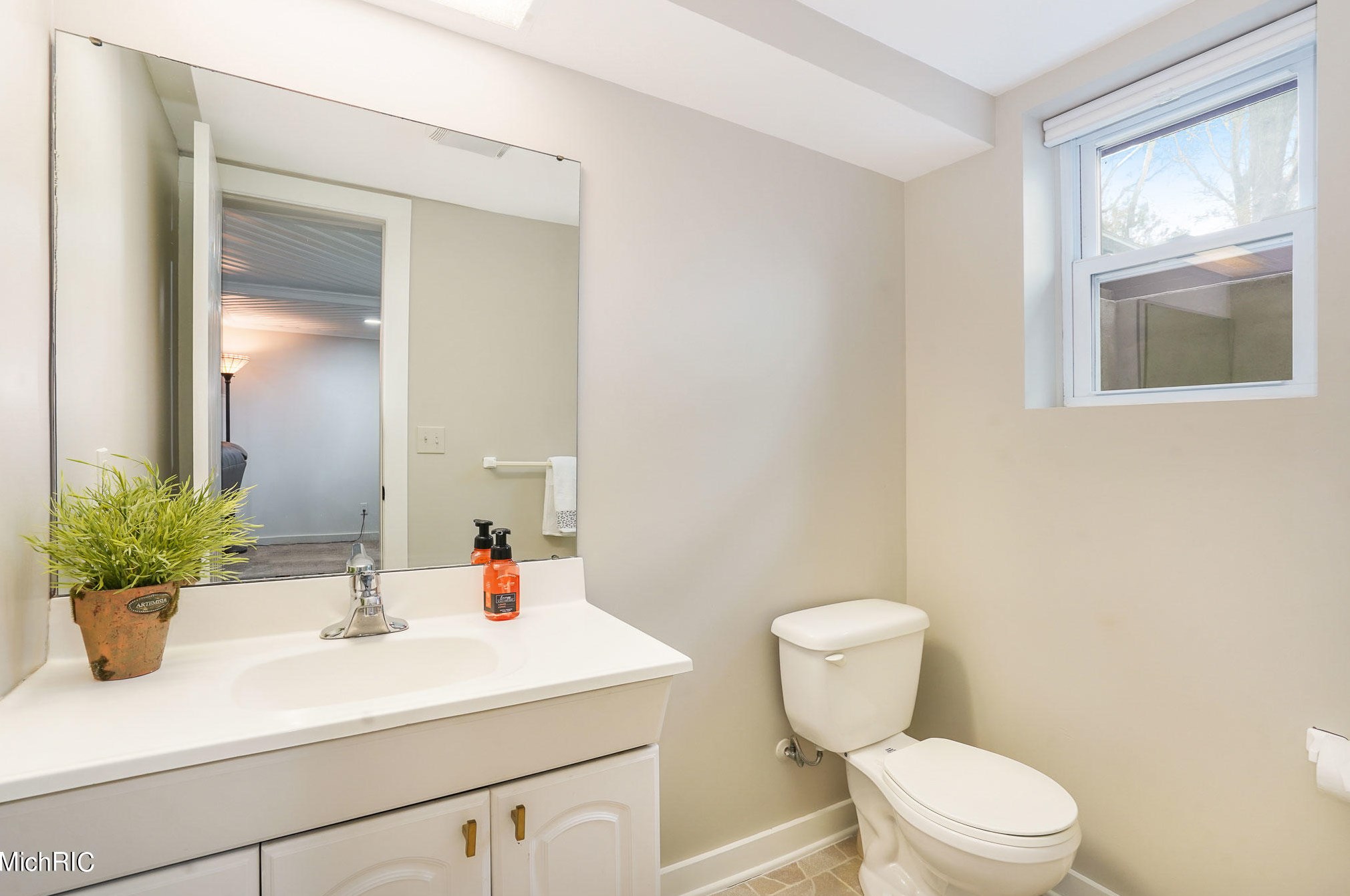 2347 Englewood Dr, Grand Rapids MI  49506-4539 exterior