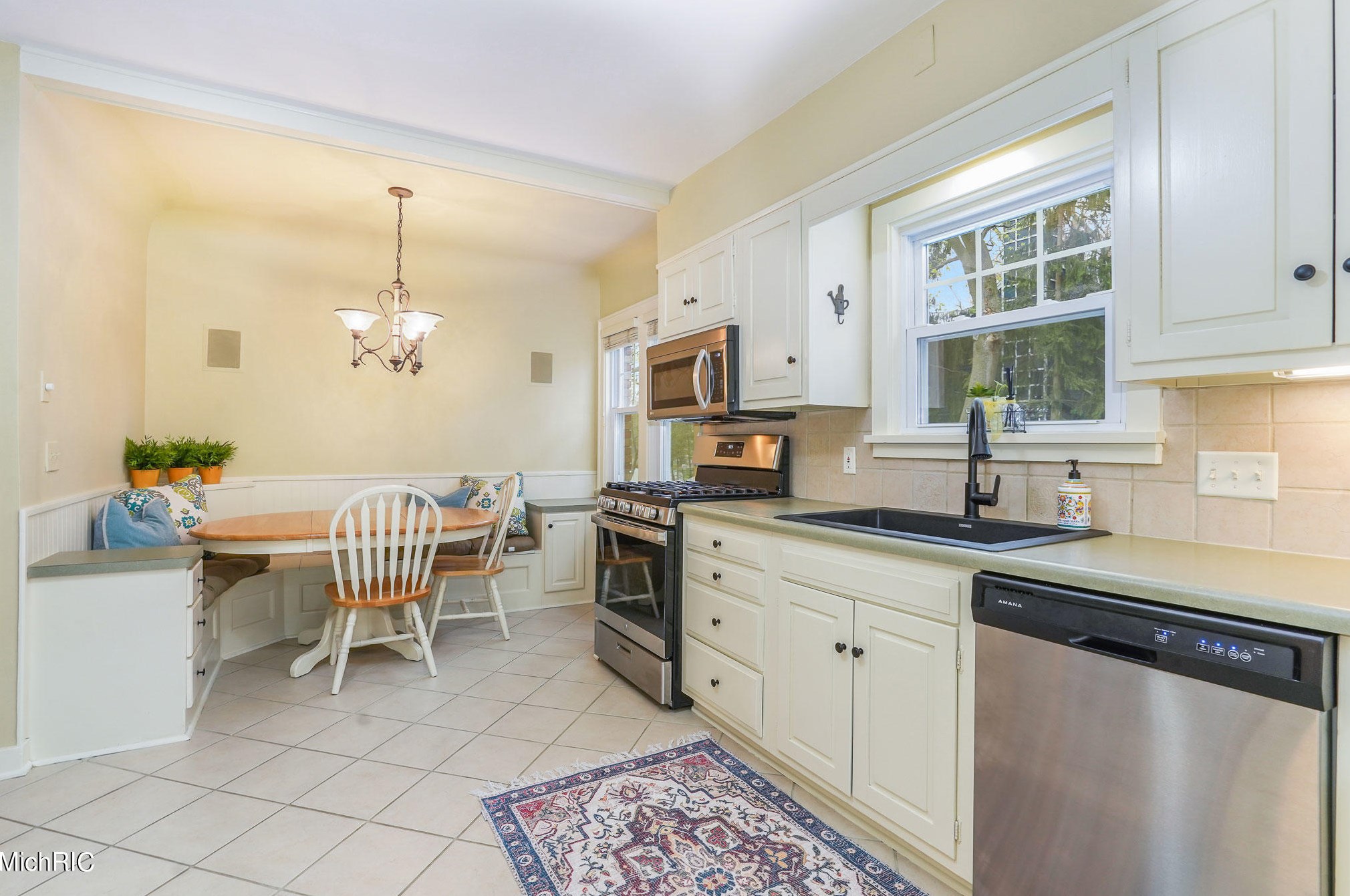 2347 Englewood Dr, Grand Rapids MI  49506-4539 exterior