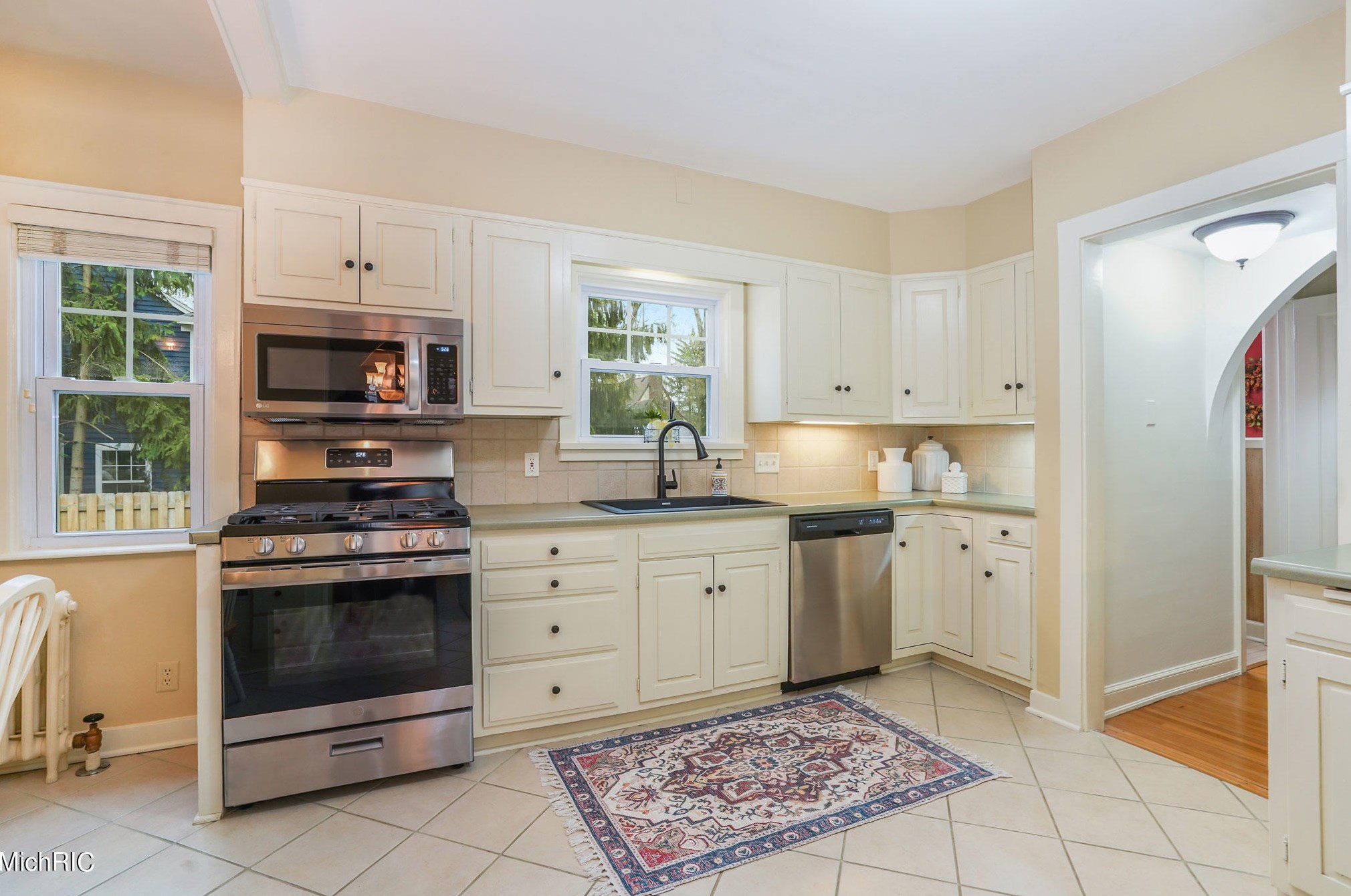 2347 Englewood Dr, Grand Rapids MI  49506-4539 exterior