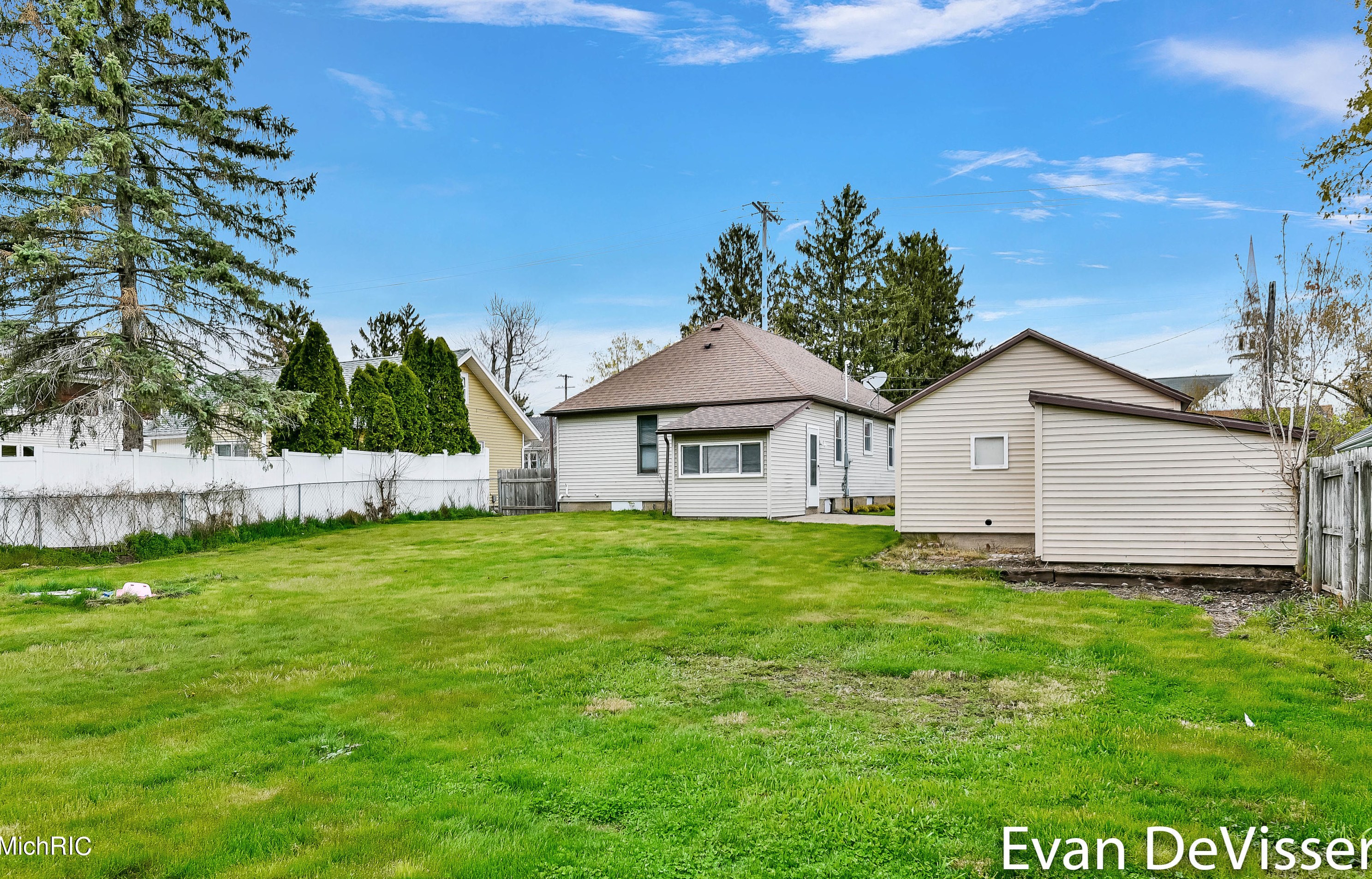 2482 85th St, Byron Township MI  49315-9260 exterior