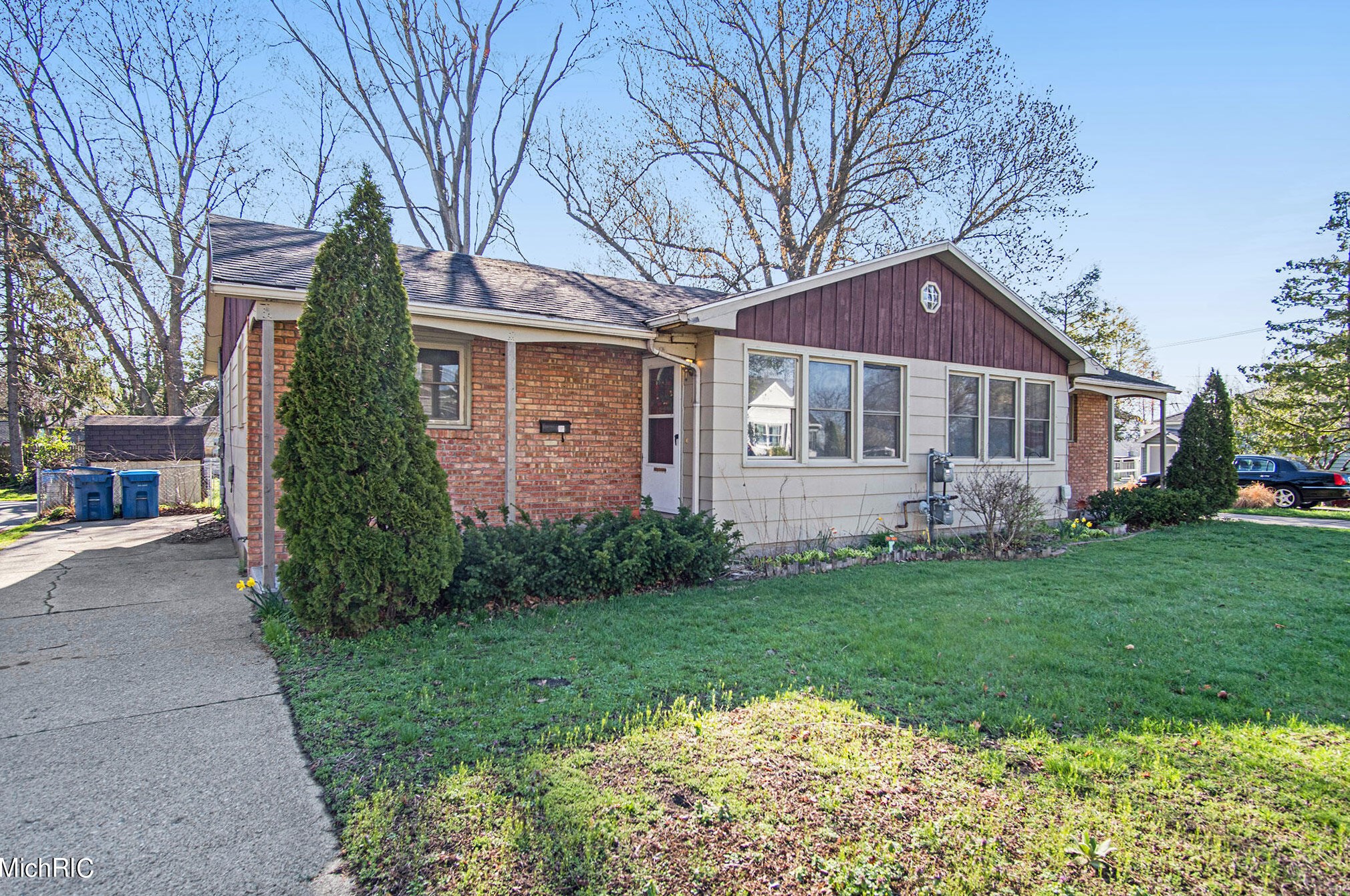 210 Division St, Spring Lake MI  49456-1643 exterior