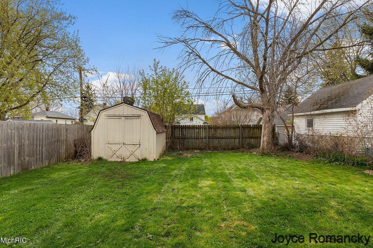 1224 Arianna St, Grand Rapids MI 49504-2906 exterior