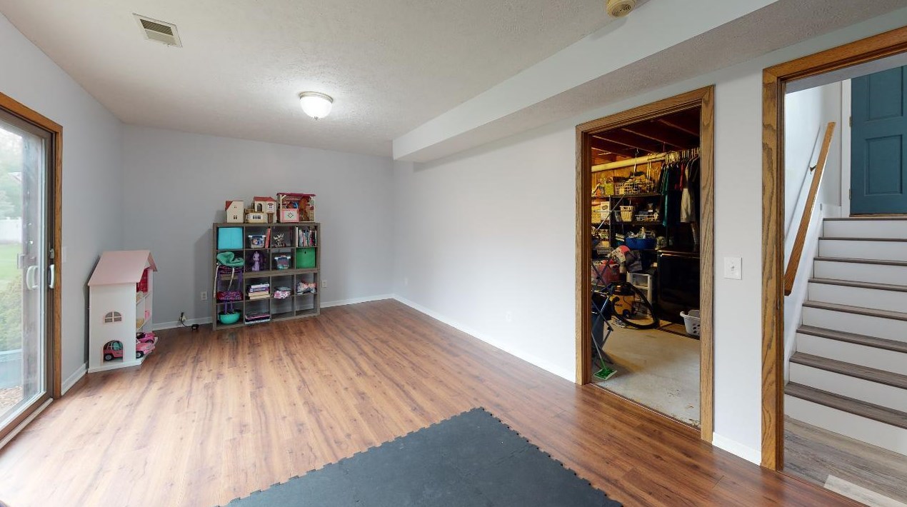 8740 Cottonwood Dr, Jenison MI  49428-9424 exterior