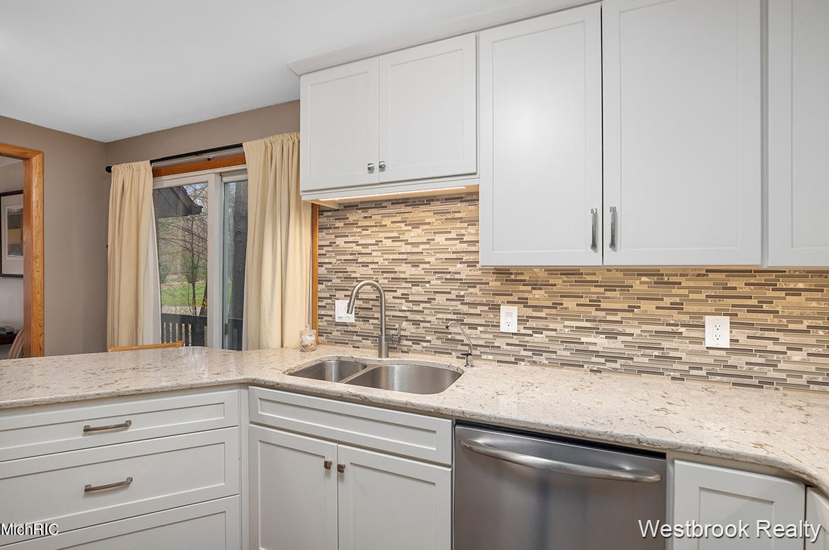 5640 Hall St, Grand Rapids MI  49546-3844 exterior