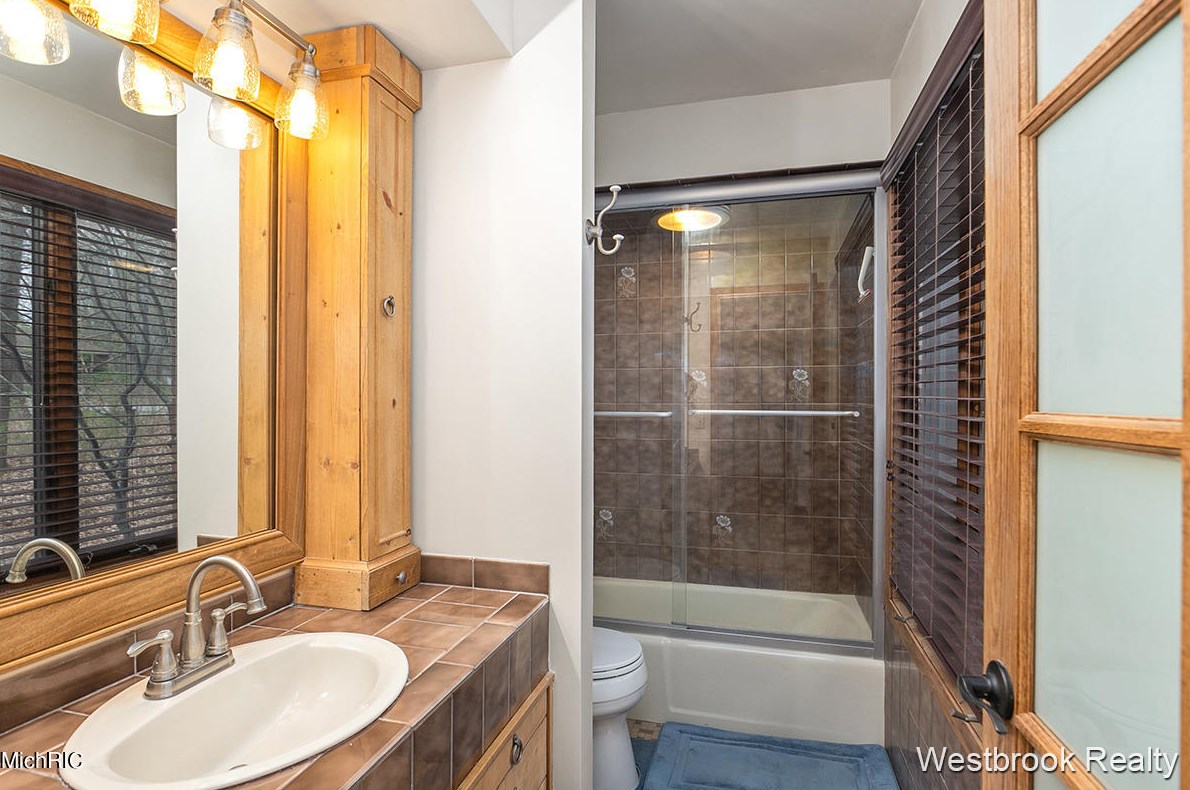 5640 Hall St, Grand Rapids MI  49546-3844 exterior