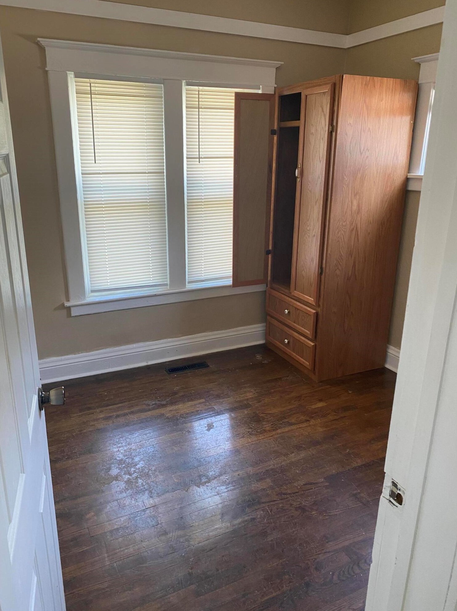 310 Fairbanks St, Grand Rapids MI  49503-1603 exterior