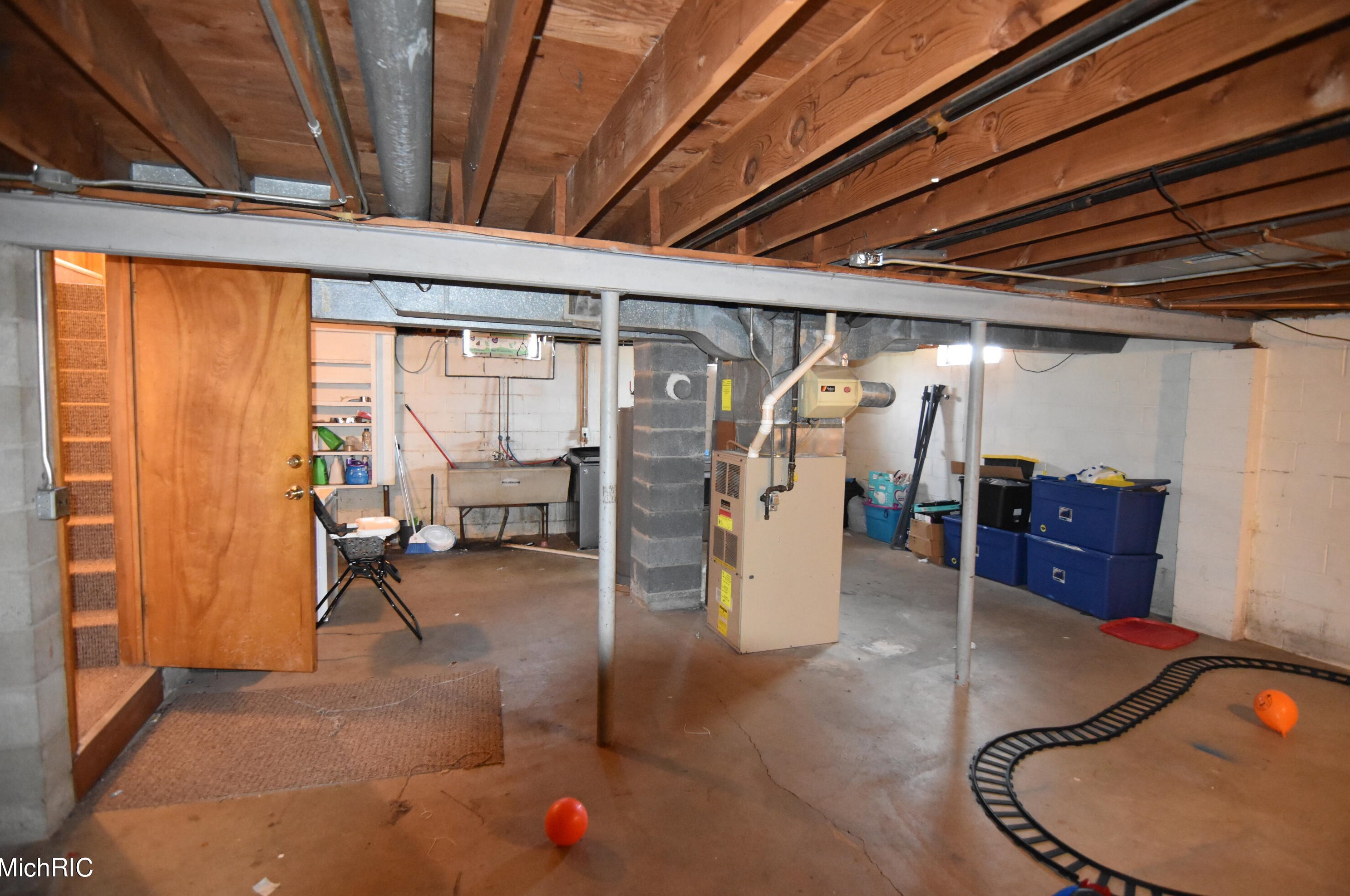 2325 Mckee Ave, Grand Rapids MI  49503-8084 exterior