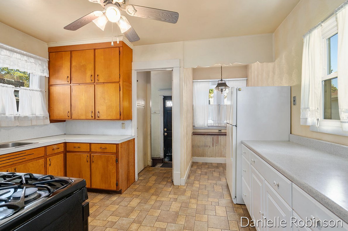 931 Walker Ave, Grand Rapids MI  49504-4352 exterior