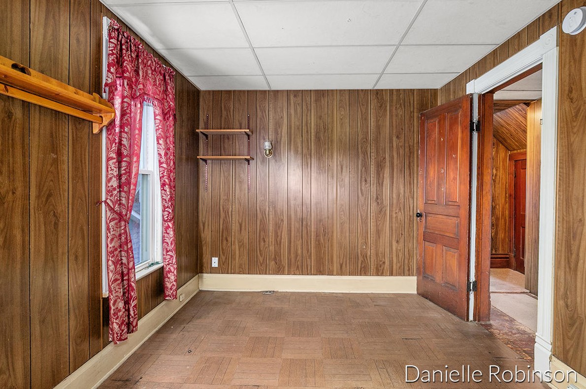 931 Walker Ave, Grand Rapids MI  49504-4352 exterior