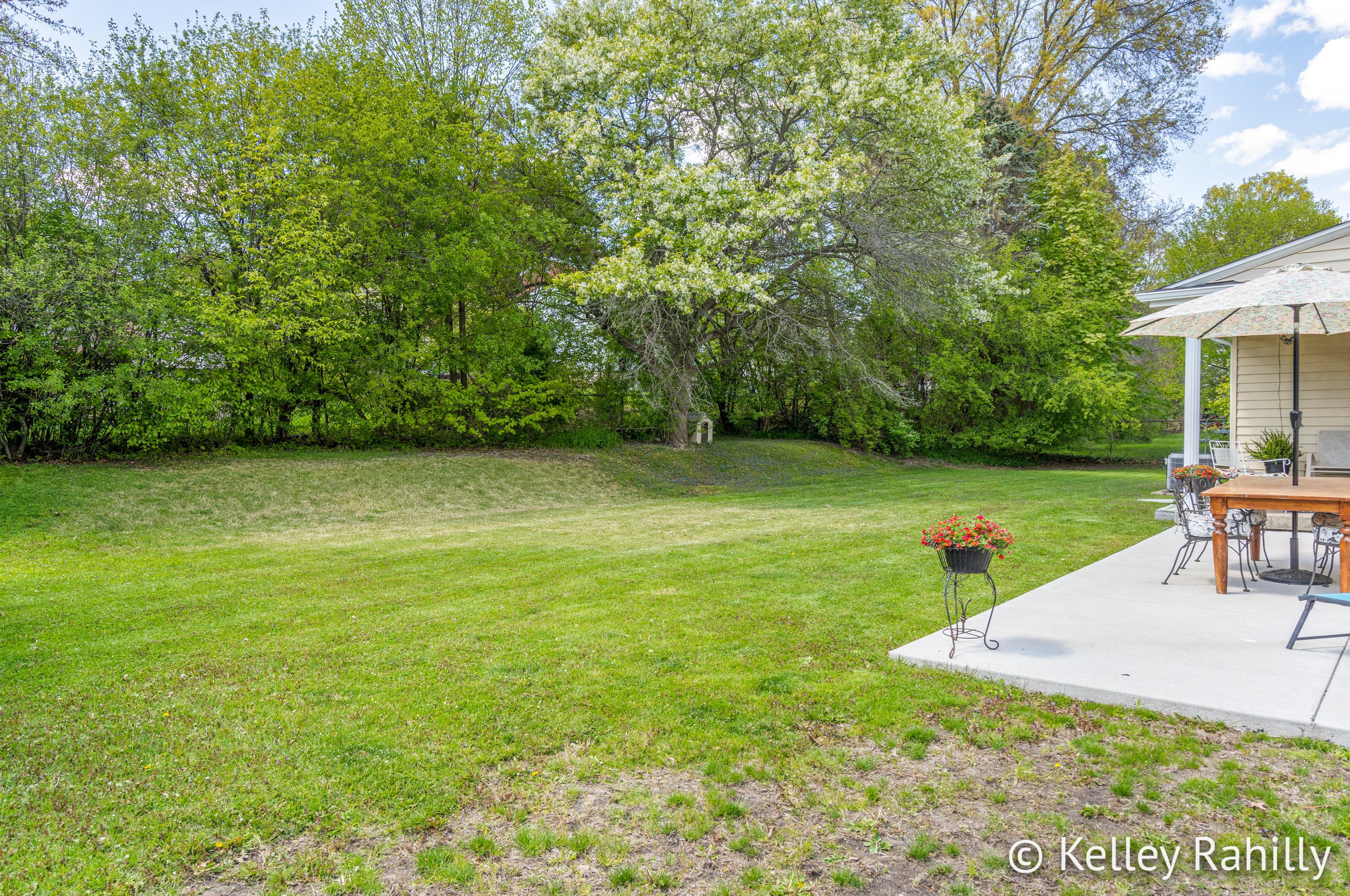 2149 Shiawassee Dr, Grand Rapids MI  49506-5338 exterior