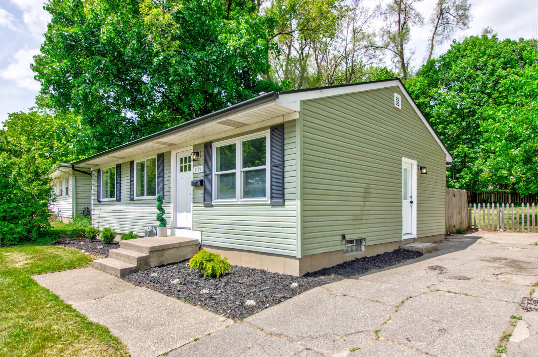 1135 Kentwood St, Grand Rapids MI  49505-4839 exterior