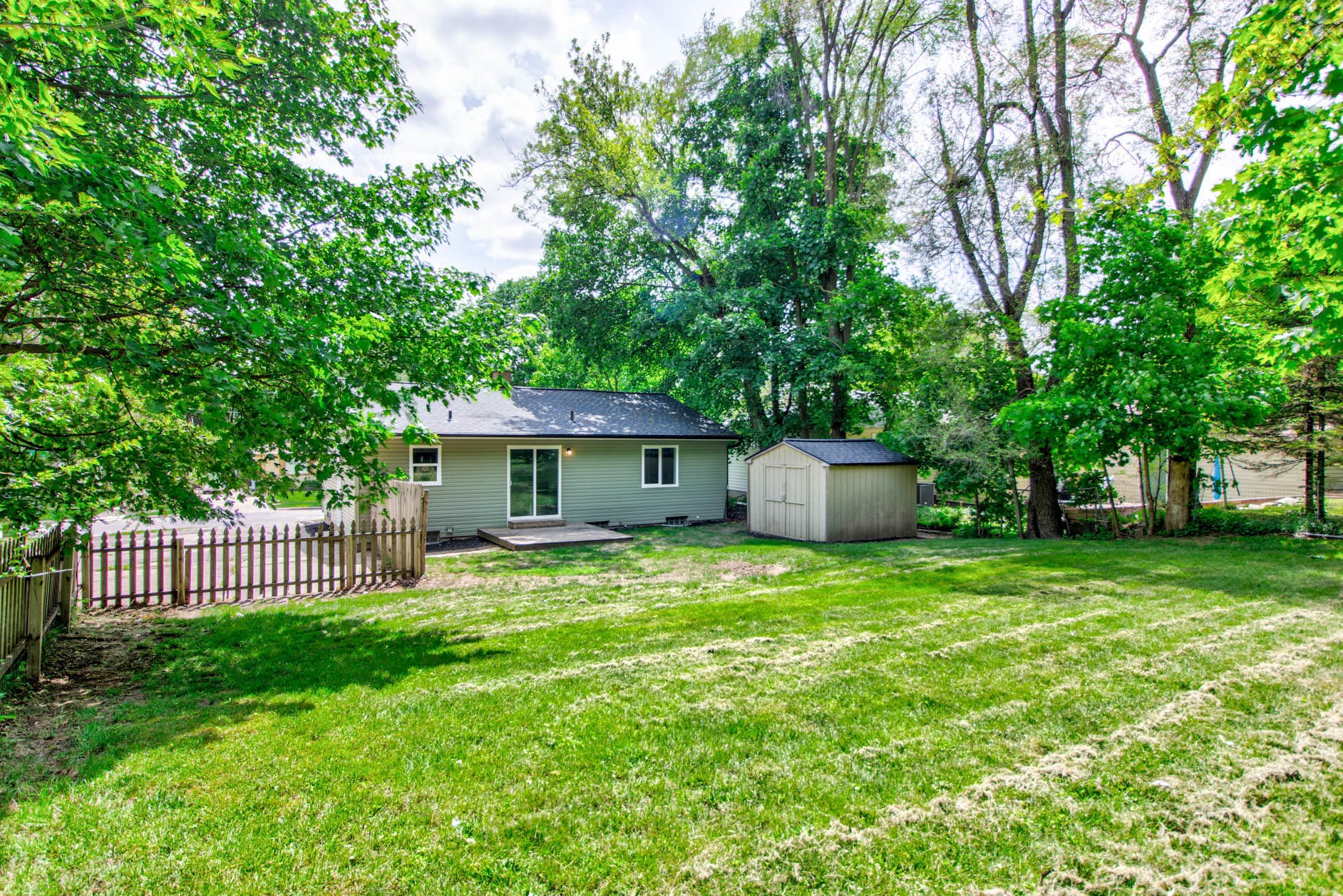 1135 Kentwood St, Grand Rapids MI  49505-4839 exterior