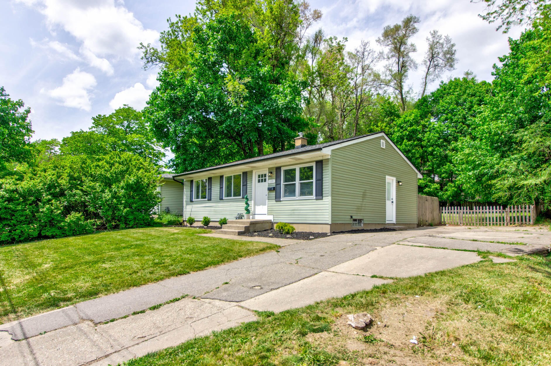 1135 Kentwood St, Grand Rapids MI  49505-4839 exterior