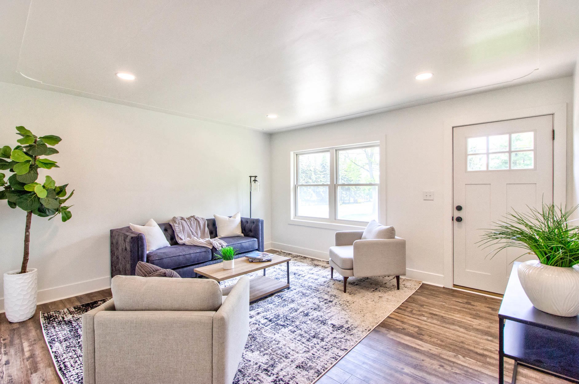 1135 Kentwood St, Grand Rapids MI  49505-4839 exterior