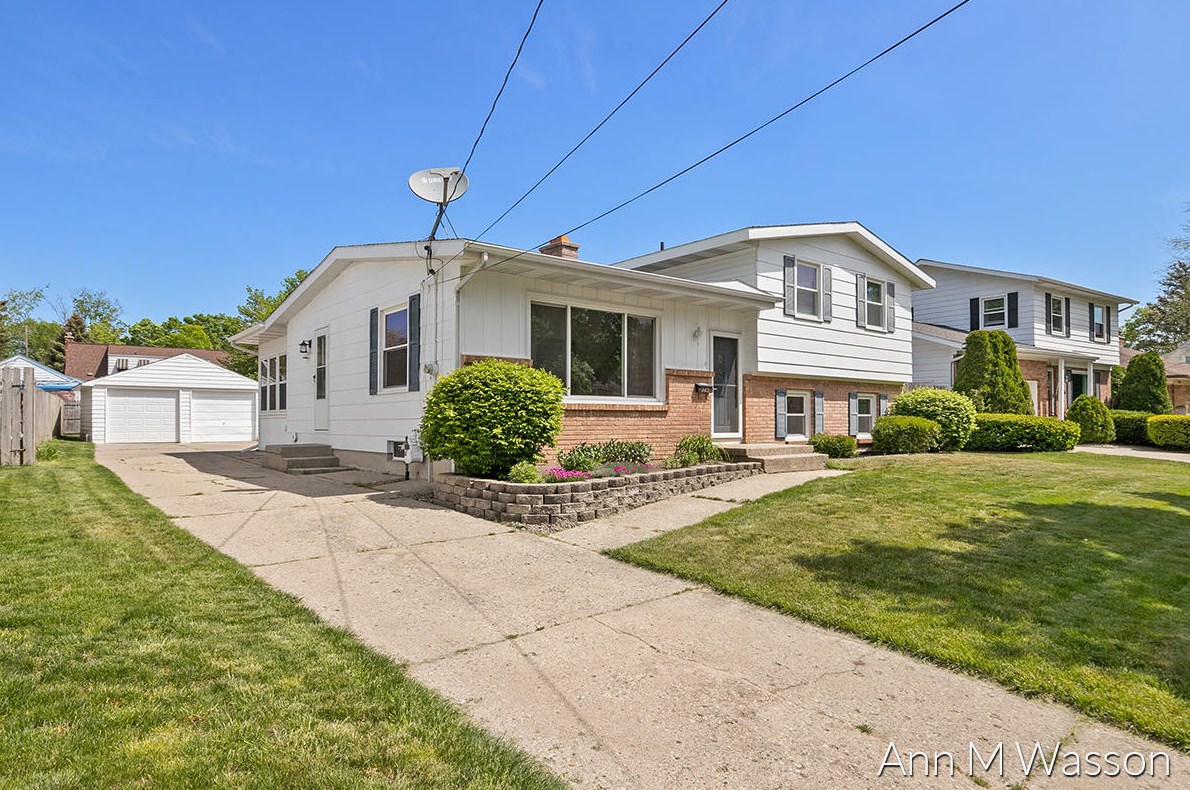 923 Kelsey St, Grand Rapids MI  49505-3711 exterior