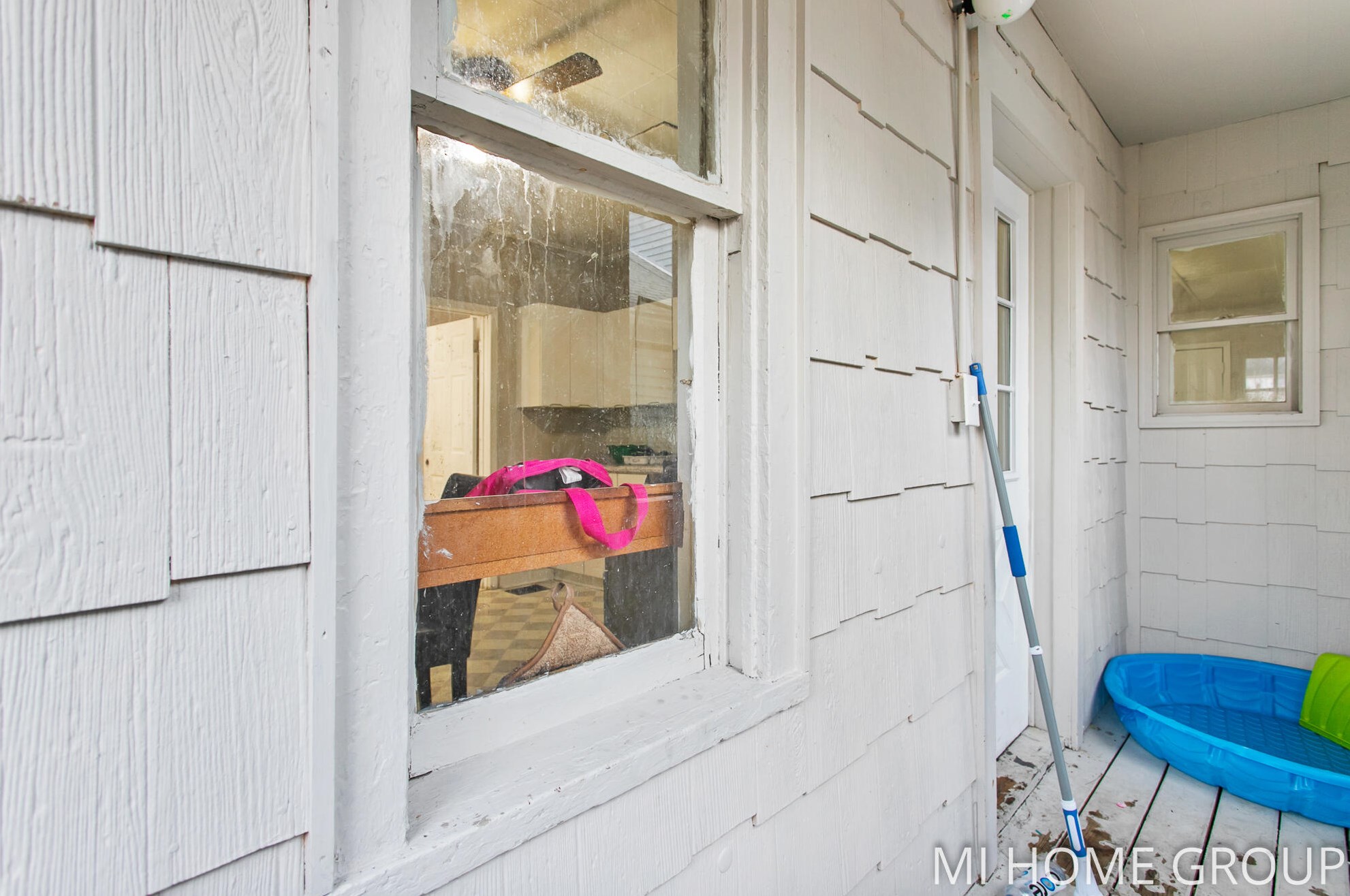 820 1 St, Grand Rapids MI 49504-5575 exterior