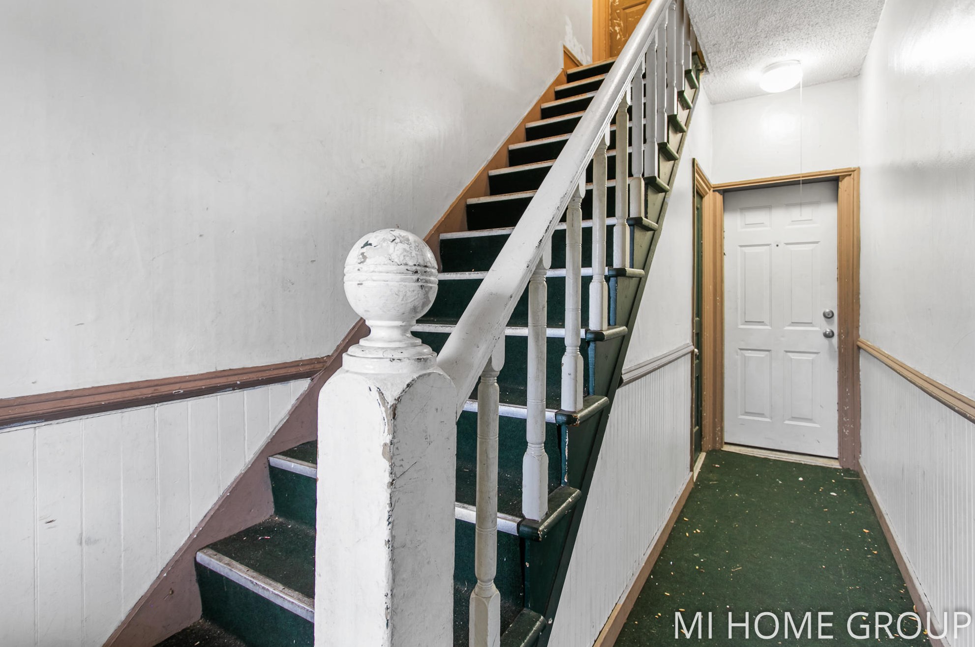 820 1 St, Grand Rapids MI 49504-5575 exterior