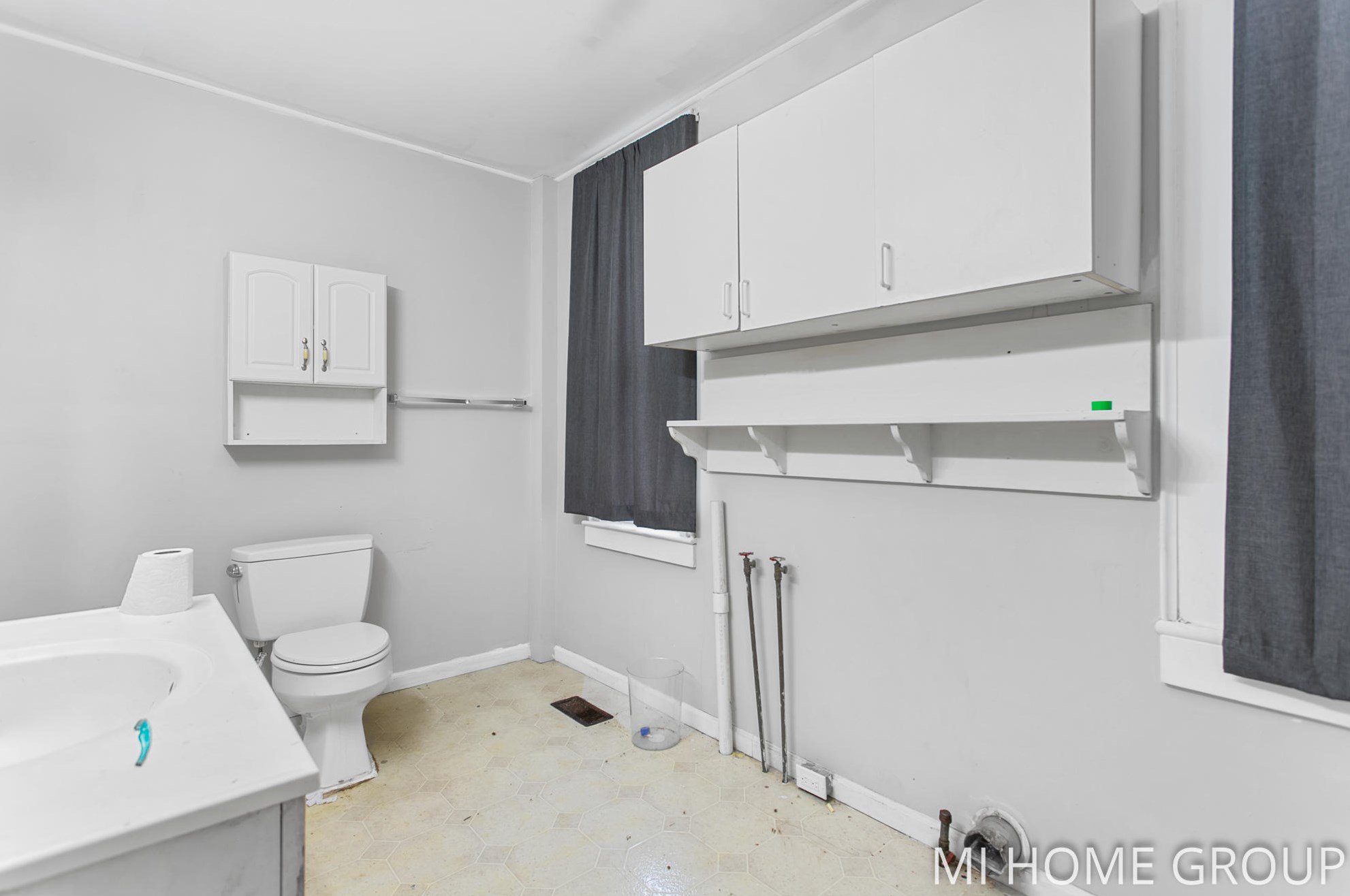 820 1 St, Grand Rapids MI 49504-5575 exterior