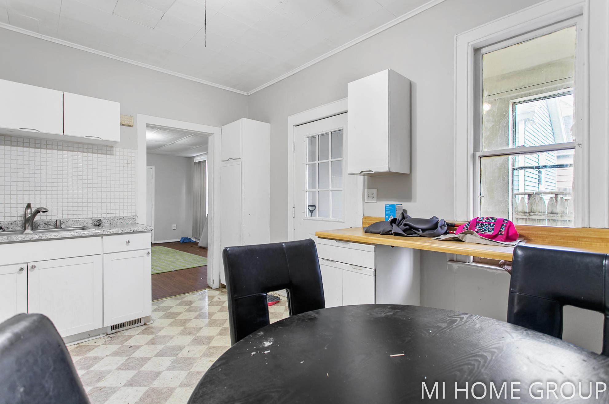 820 1 St, Grand Rapids MI 49504-5575 exterior