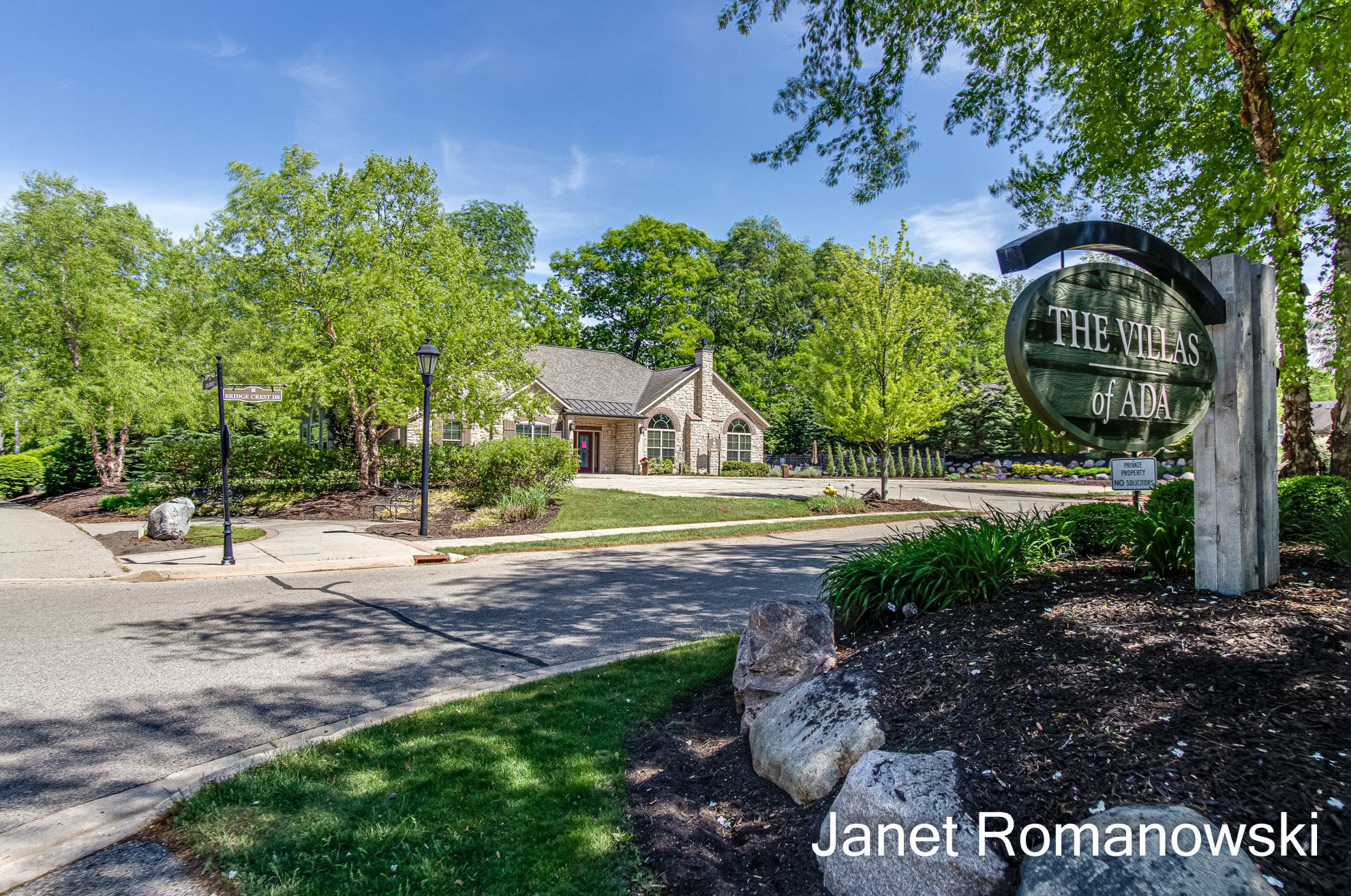 958 Bridge Crest Dr, Ada MI 49301-7828 exterior